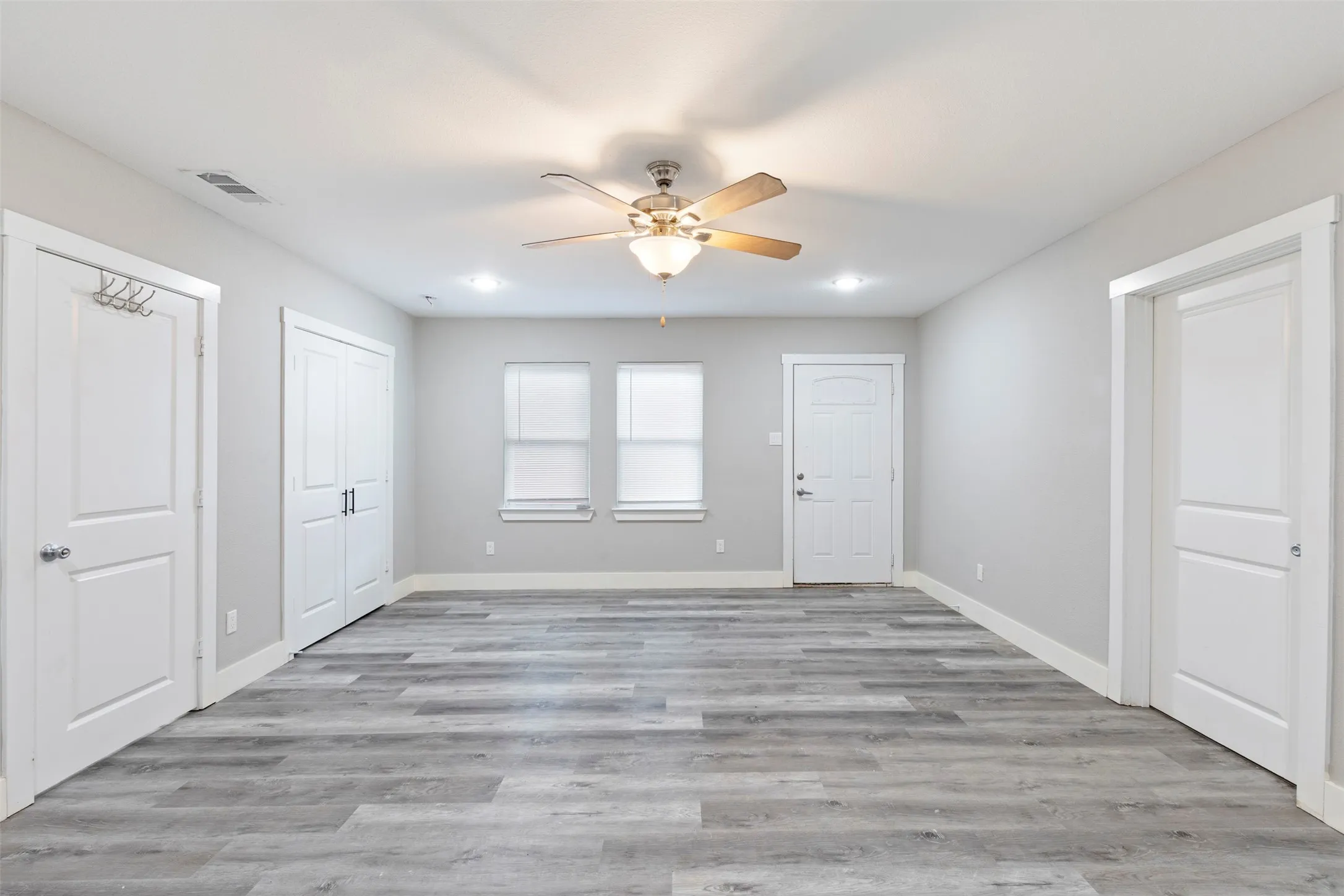 Single Family Residence For Sale in Dallas County , 923 Hartsdale Drive, Dallas, Texas 75211, 3 Bedroom, 2 Bathroom, Garage spaces, 1,464 Sqft, built in 1941, mls#21333984, Real Estate Agent in Dallas, Homes For Sale in Dallas county, Homes For Sale in Dallas, Realtor in Dallas Texas, Real Estate Brokerage Independent Realty Texas, Luminita Cordes Realtor