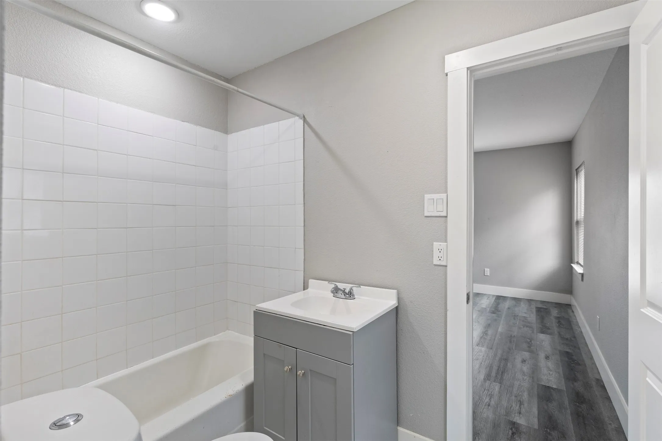 Single Family Residence For Sale in Dallas County , 923 Hartsdale Drive, Dallas, Texas 75211, 3 Bedroom, 2 Bathroom, Garage spaces, 1,464 Sqft, built in 1941, mls#21333984, Real Estate Agent in Dallas, Homes For Sale in Dallas county, Homes For Sale in Dallas, Realtor in Dallas Texas, Real Estate Brokerage Independent Realty Texas, Luminita Cordes Realtor