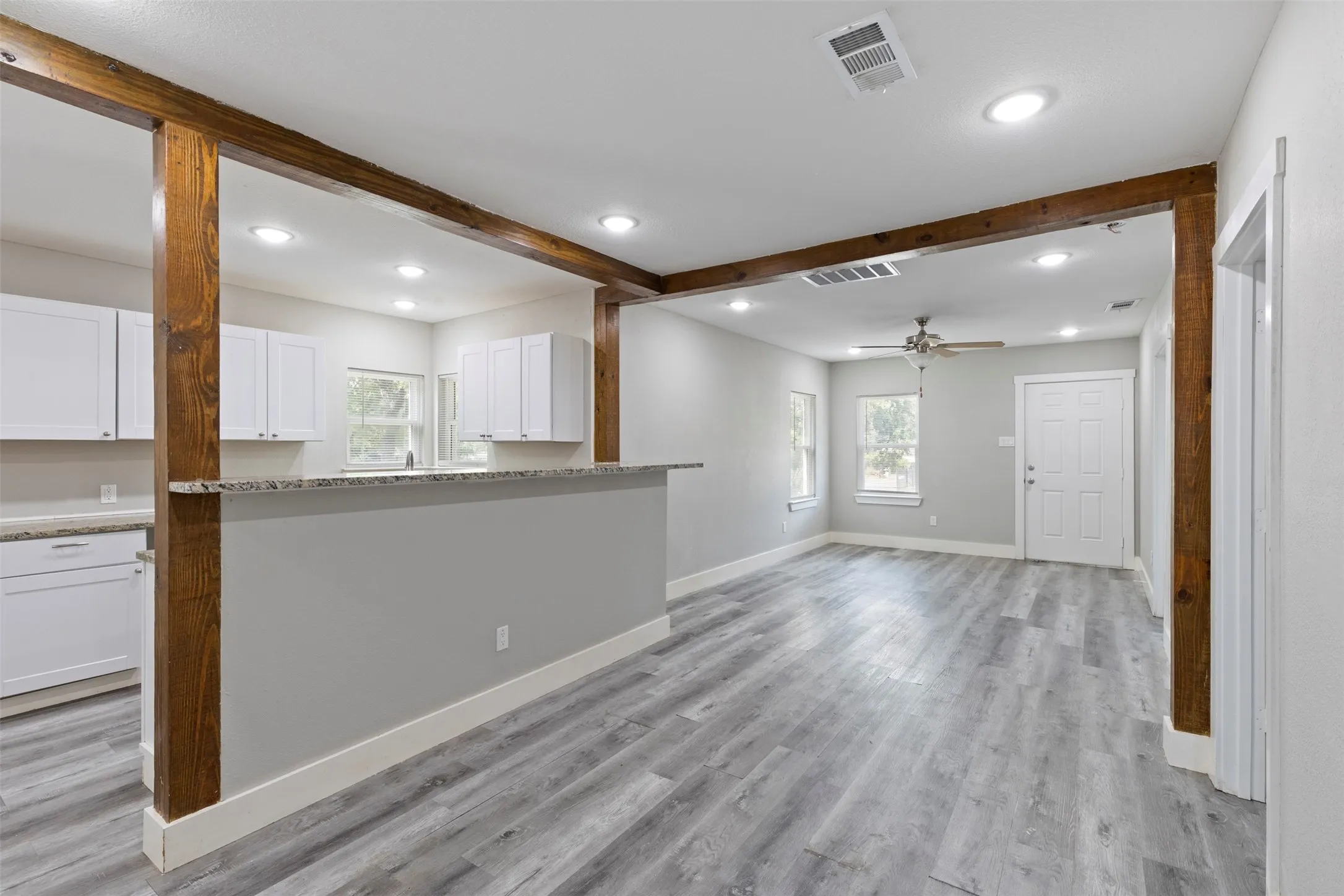 Single Family Residence For Sale in Dallas County , 923 Hartsdale Drive, Dallas, Texas 75211, 3 Bedroom, 2 Bathroom, Garage spaces, 1,464 Sqft, built in 1941, mls#21333984, Real Estate Agent in Dallas, Homes For Sale in Dallas county, Homes For Sale in Dallas, Realtor in Dallas Texas, Real Estate Brokerage Independent Realty Texas, Luminita Cordes Realtor