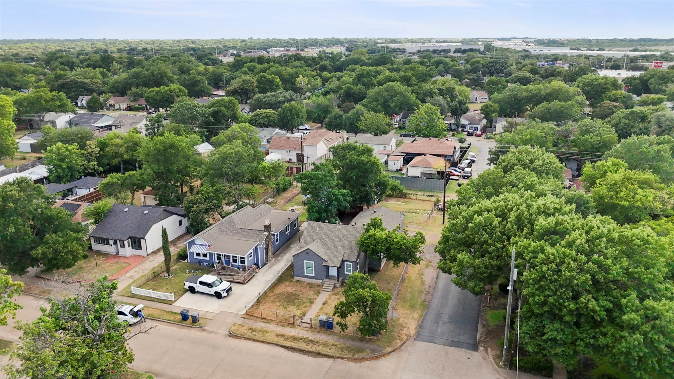 Single Family Residence For Sale in Dallas County , 923 Hartsdale Drive, Dallas, Texas 75211, 3 Bedroom, 2 Bathroom, Garage spaces, 1,464 Sqft, built in 1941, mls#21333984, Real Estate Agent in Dallas, Homes For Sale in Dallas county, Homes For Sale in Dallas, Realtor in Dallas Texas, Real Estate Brokerage Independent Realty Texas, Luminita Cordes Realtor