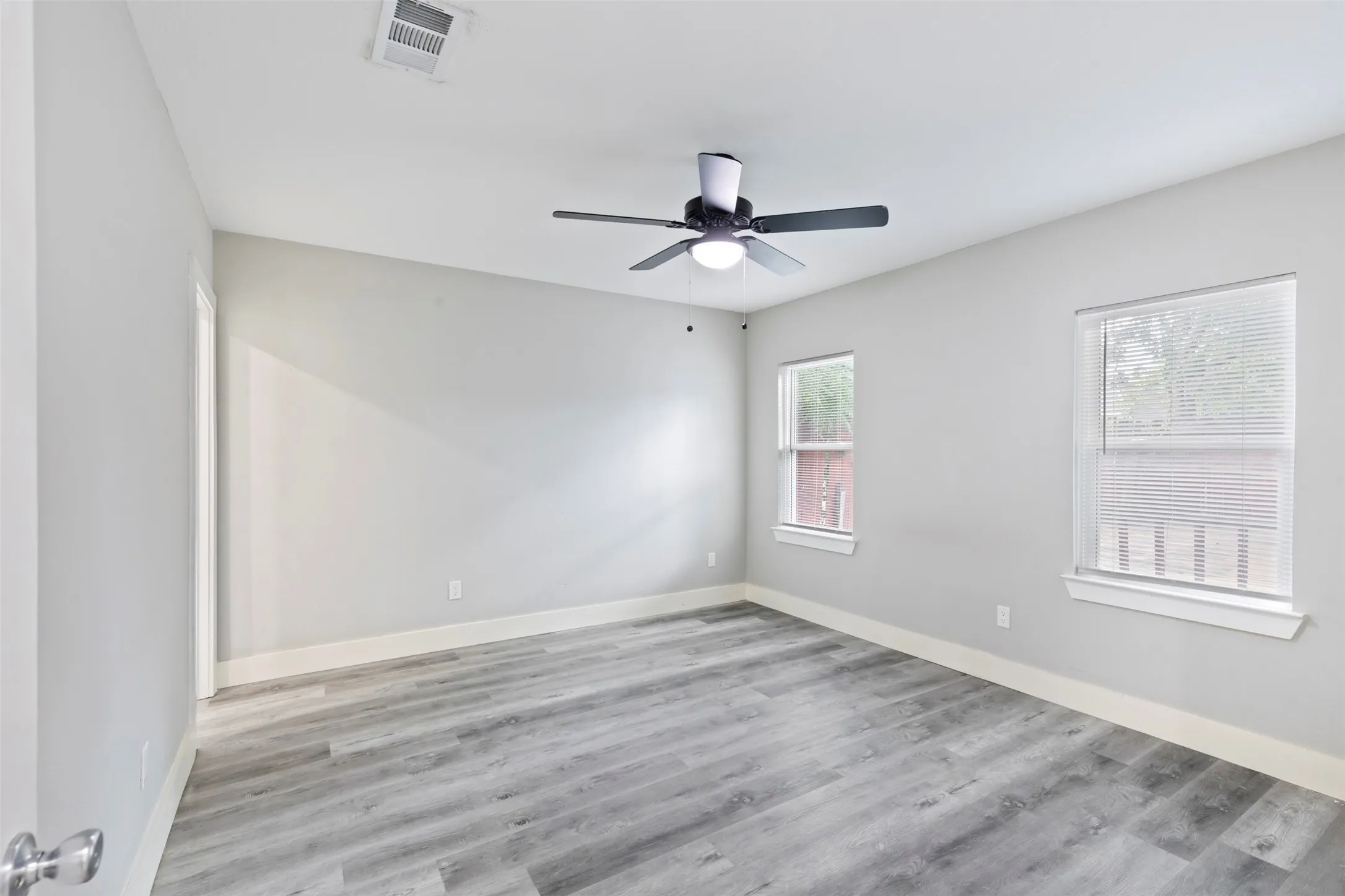 Single Family Residence For Sale in Dallas County , 923 Hartsdale Drive, Dallas, Texas 75211, 3 Bedroom, 2 Bathroom, Garage spaces, 1,464 Sqft, built in 1941, mls#21333984, Real Estate Agent in Dallas, Homes For Sale in Dallas county, Homes For Sale in Dallas, Realtor in Dallas Texas, Real Estate Brokerage Independent Realty Texas, Luminita Cordes Realtor
