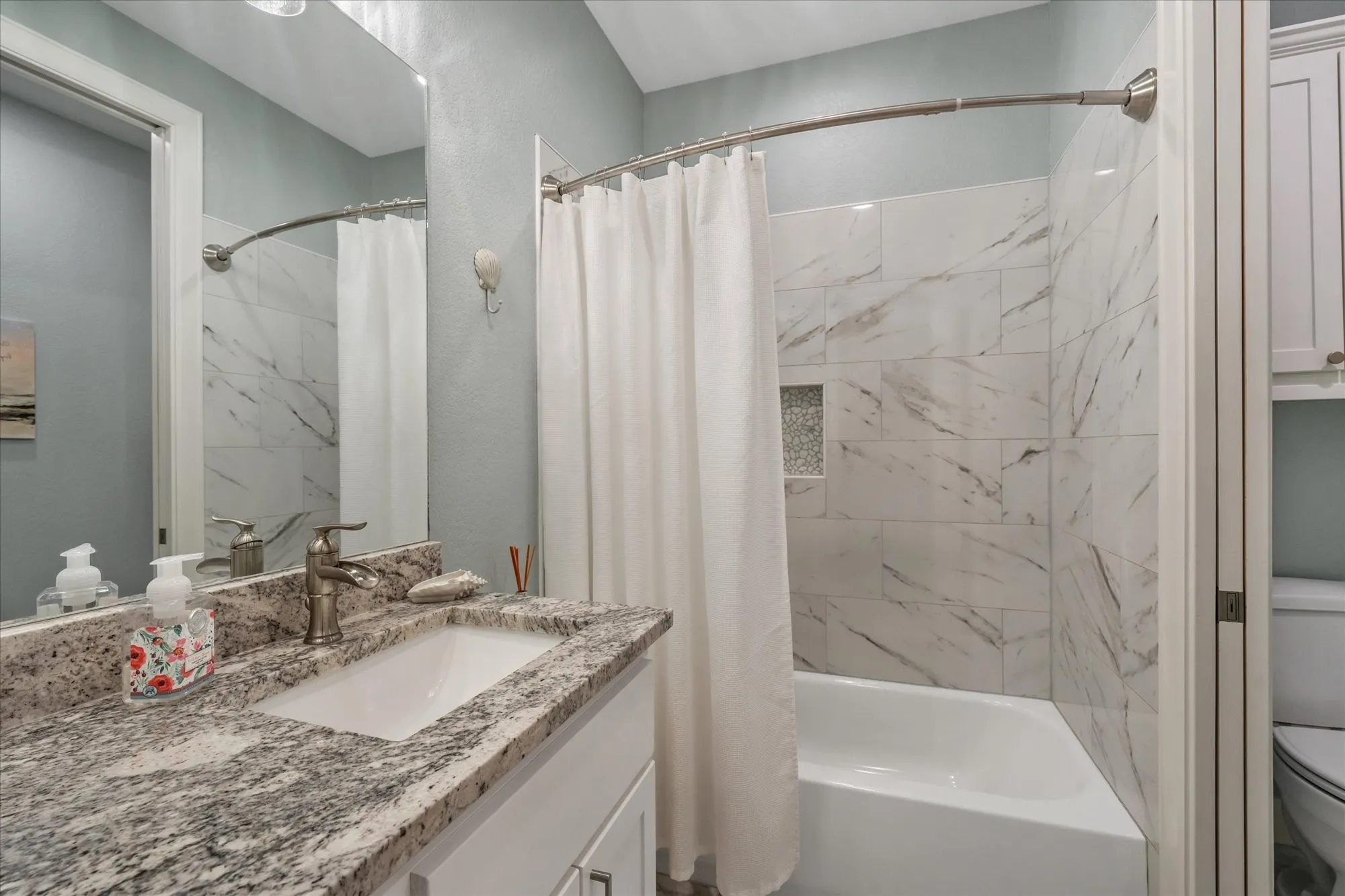 2nd Full bathroom with private loo off to the side.