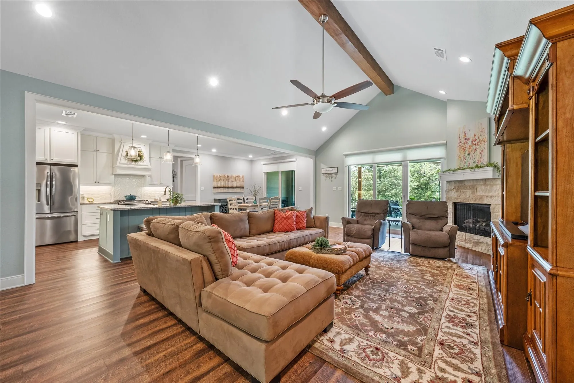 Open floor plan for wonderful gatherings.