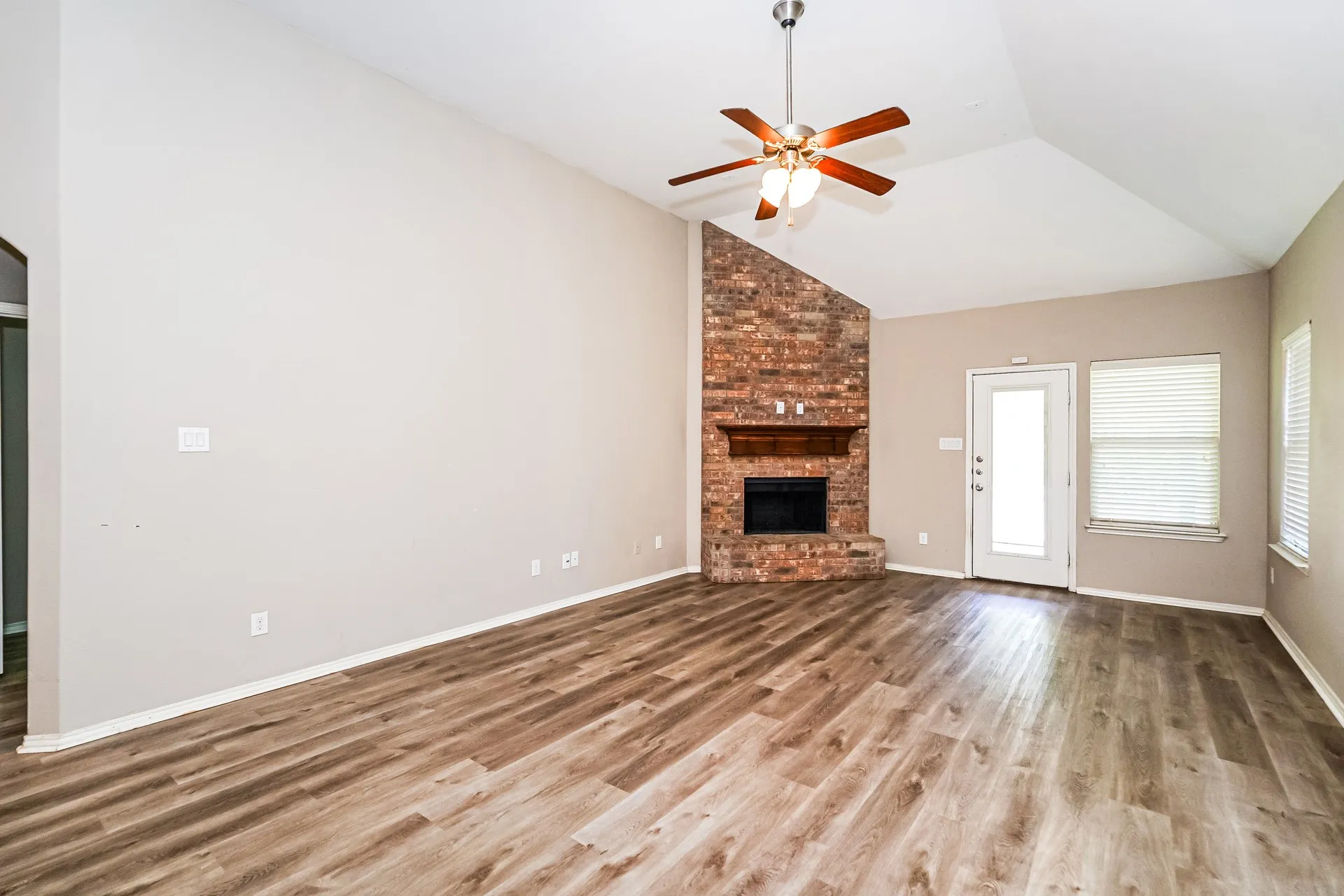 Single Family Residence For Sale in Denton County , 1820 Abby Creek Drive, Little Elm, Texas 75068, 3 Bedroom, 2 Bathroom, 2 Garage spaces, 2,122 Sqft, built in 2015, mls#21329782, Real Estate Agent in Little Elm, Homes For Sale in Denton county, Homes For Sale in Little Elm, Realtor in Little Elm Texas, Real Estate Brokerage Independent Realty Texas, Luminita Cordes Realtor