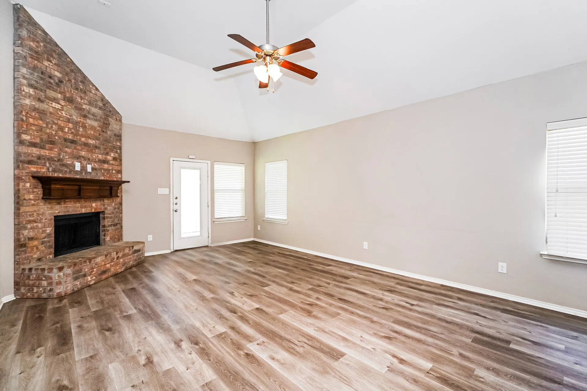 Single Family Residence For Sale in Denton County , 1820 Abby Creek Drive, Little Elm, Texas 75068, 3 Bedroom, 2 Bathroom, 2 Garage spaces, 2,122 Sqft, built in 2015, mls#21329782, Real Estate Agent in Little Elm, Homes For Sale in Denton county, Homes For Sale in Little Elm, Realtor in Little Elm Texas, Real Estate Brokerage Independent Realty Texas, Luminita Cordes Realtor