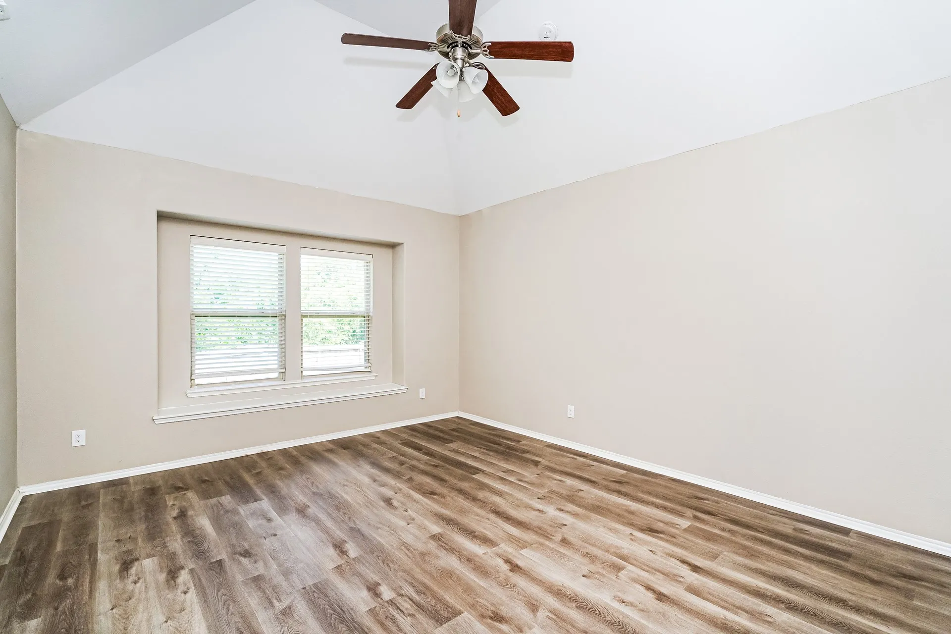 Single Family Residence For Sale in Denton County , 1820 Abby Creek Drive, Little Elm, Texas 75068, 3 Bedroom, 2 Bathroom, 2 Garage spaces, 2,122 Sqft, built in 2015, mls#21329782, Real Estate Agent in Little Elm, Homes For Sale in Denton county, Homes For Sale in Little Elm, Realtor in Little Elm Texas, Real Estate Brokerage Independent Realty Texas, Luminita Cordes Realtor