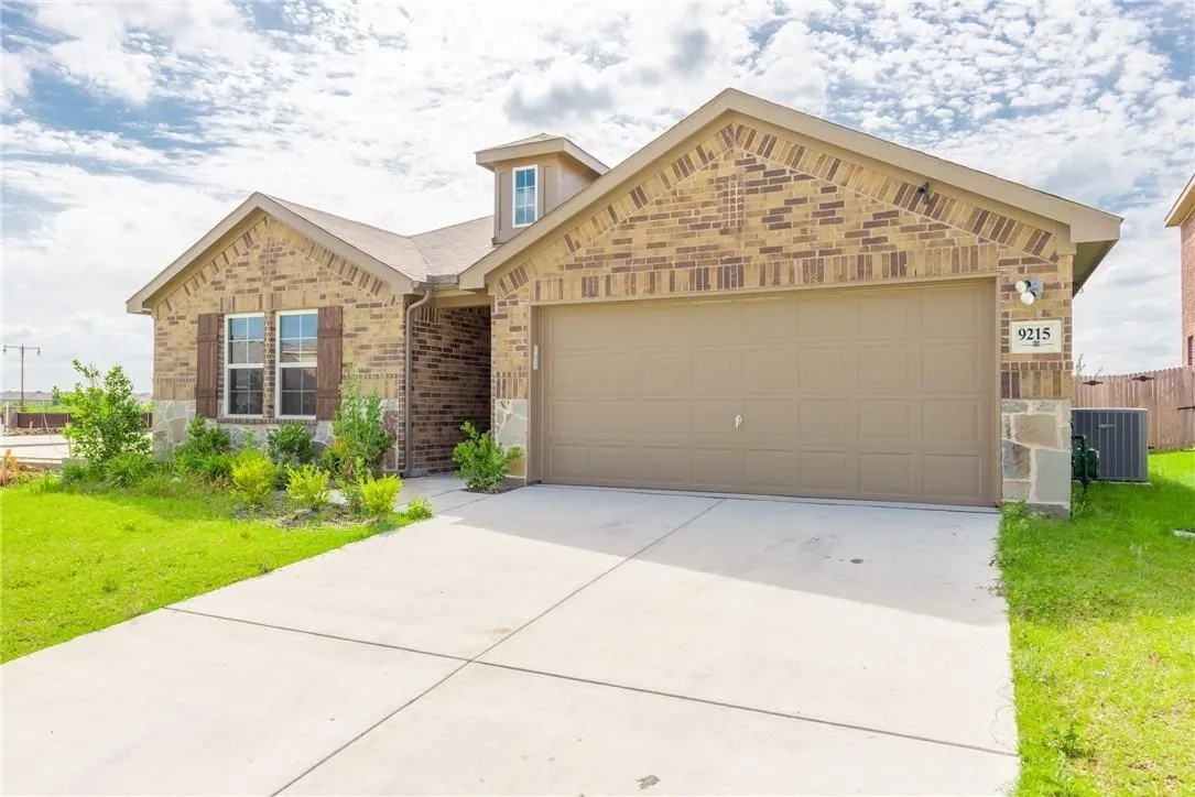 Single Family Residence For Rent in Kaufman County , 9215 Switchgrass Lane, Forney, Texas 75126, 3 Bedrooms, 3 Bathrooms, 2 Garage spaces, 2,134 Sqft, built in 2017, Price $2,499, mls#21333995, Real Estate Agent in Forney, Homes For Rent in Kaufman county, Homes For Rent in Forney, Realtor in Forney Texas, Real Estate Brokerage Independent Realty Texas, Luminita Cordes Realtor