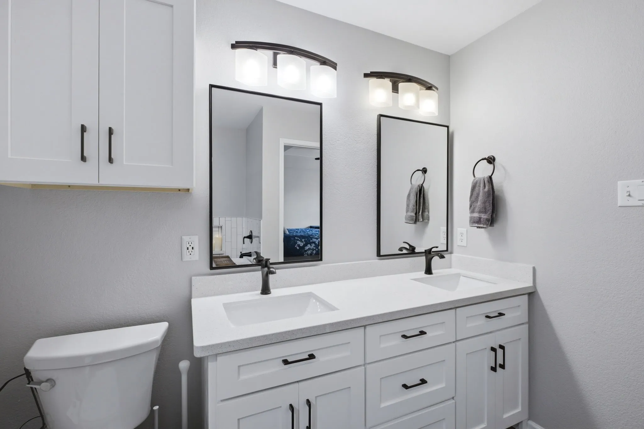 Dual sinks in primary bath
