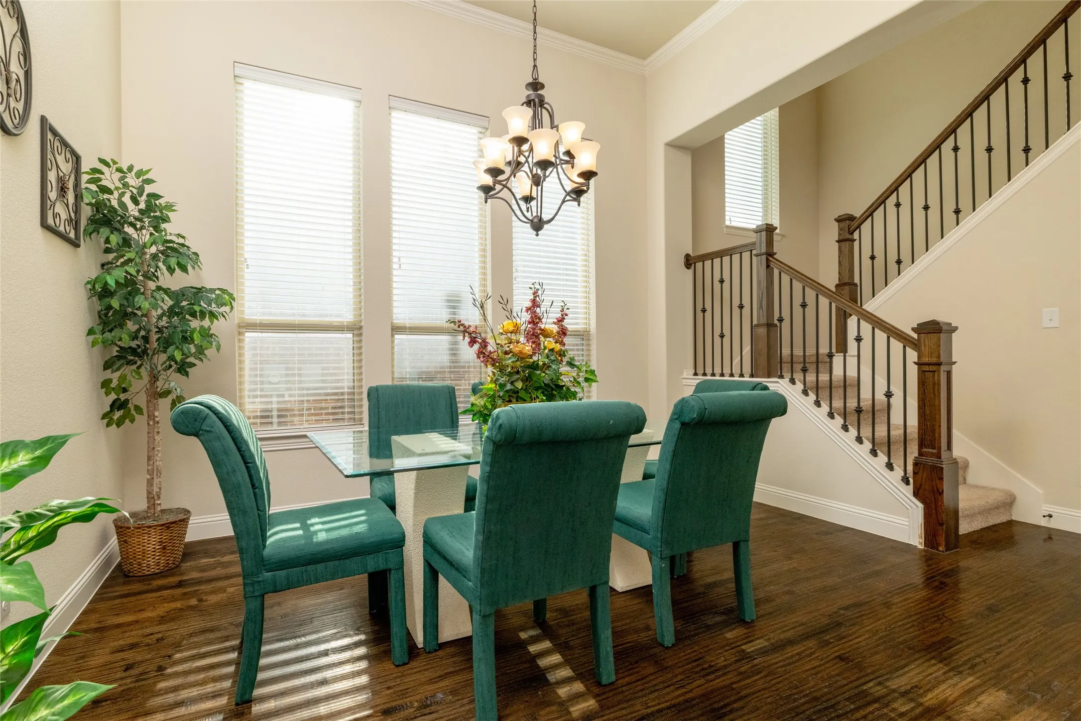 FORMAL DINING ROOM CAN ALSO BE USED AS ANOTHER LIVING AREA