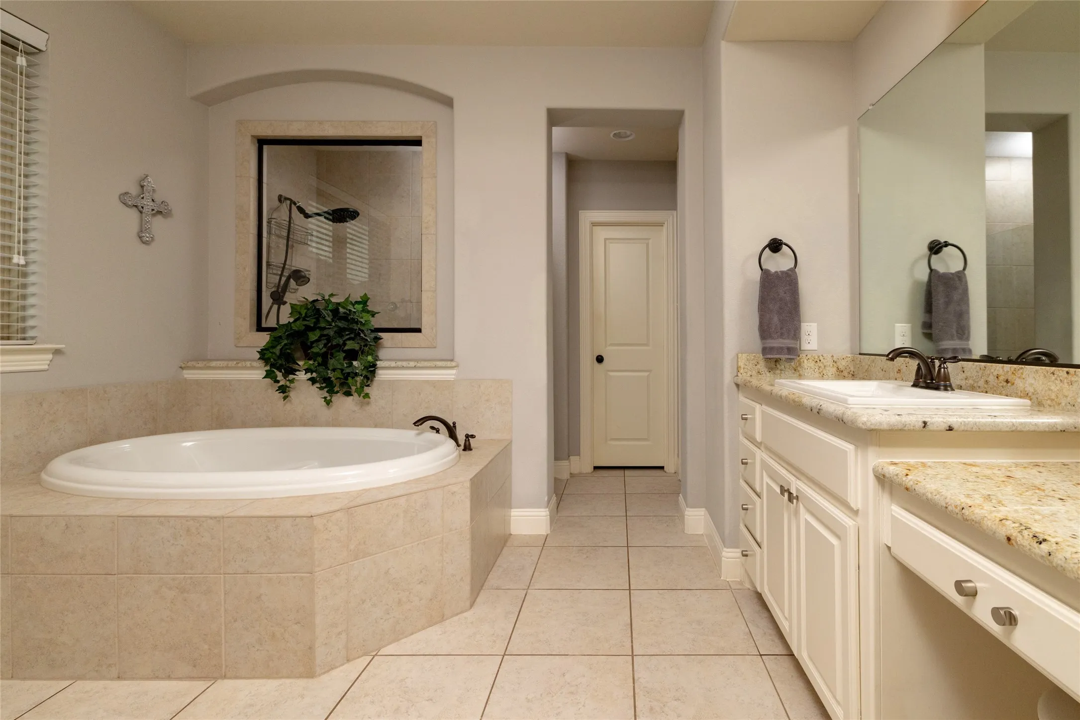 Single Family Residence For Sale in Denton County , 955 Champions Way, Roanoke, Texas 76262, 5 Bedroom, 4 Bathroom, 2 Garage spaces, 4,024 Sqft, built in 2013, mls#21332722, Real Estate Agent in Roanoke, Homes For Sale in Denton county, Homes For Sale in Roanoke, Realtor in Roanoke Texas, Real Estate Brokerage Independent Realty Texas, Luminita Cordes Realtor