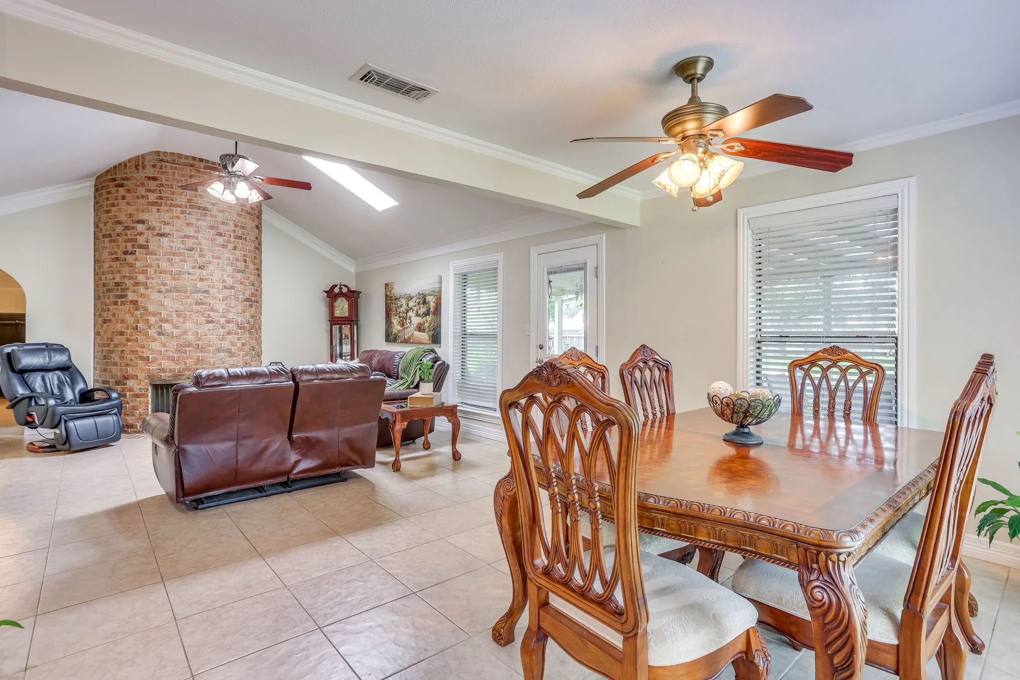 Single Family Residence For Sale in Tarrant County , 4510 Longacres Court, Arlington, Texas 76016, 3 Bedroom, 2 Bathroom, 2 Garage spaces, 1,667 Sqft, built in 1975, mls#21330352, Real Estate Agent in Arlington, Homes For Sale in Tarrant county, Homes For Sale in Arlington, Realtor in Arlington Texas, Real Estate Brokerage Independent Realty Texas, Luminita Cordes Realtor