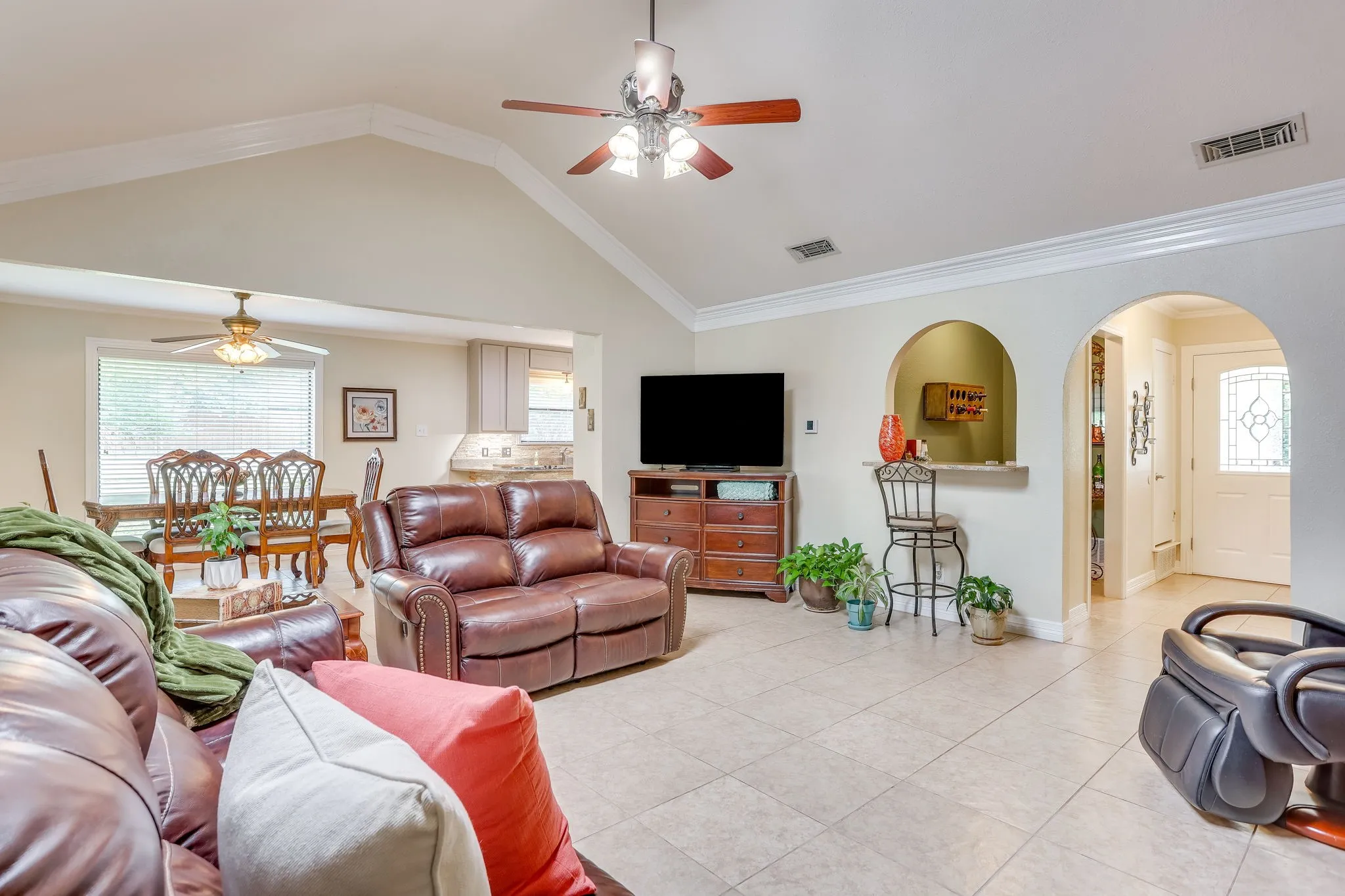 Single Family Residence For Sale in Tarrant County , 4510 Longacres Court, Arlington, Texas 76016, 3 Bedroom, 2 Bathroom, 2 Garage spaces, 1,667 Sqft, built in 1975, mls#21330352, Real Estate Agent in Arlington, Homes For Sale in Tarrant county, Homes For Sale in Arlington, Realtor in Arlington Texas, Real Estate Brokerage Independent Realty Texas, Luminita Cordes Realtor