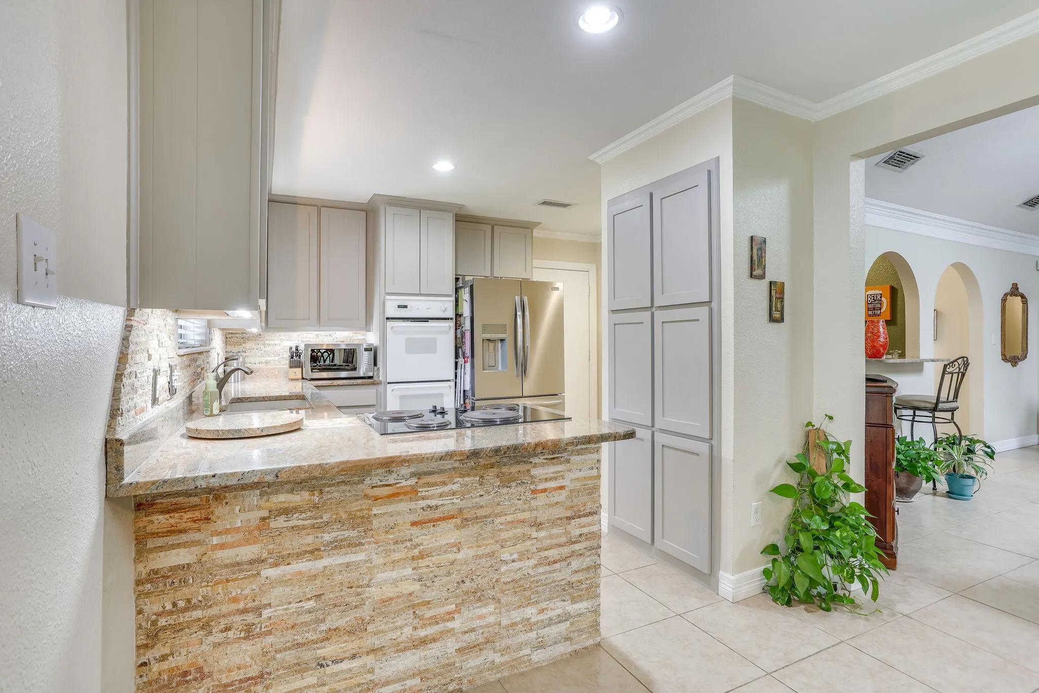 Single Family Residence For Sale in Tarrant County , 4510 Longacres Court, Arlington, Texas 76016, 3 Bedroom, 2 Bathroom, 2 Garage spaces, 1,667 Sqft, built in 1975, mls#21330352, Real Estate Agent in Arlington, Homes For Sale in Tarrant county, Homes For Sale in Arlington, Realtor in Arlington Texas, Real Estate Brokerage Independent Realty Texas, Luminita Cordes Realtor