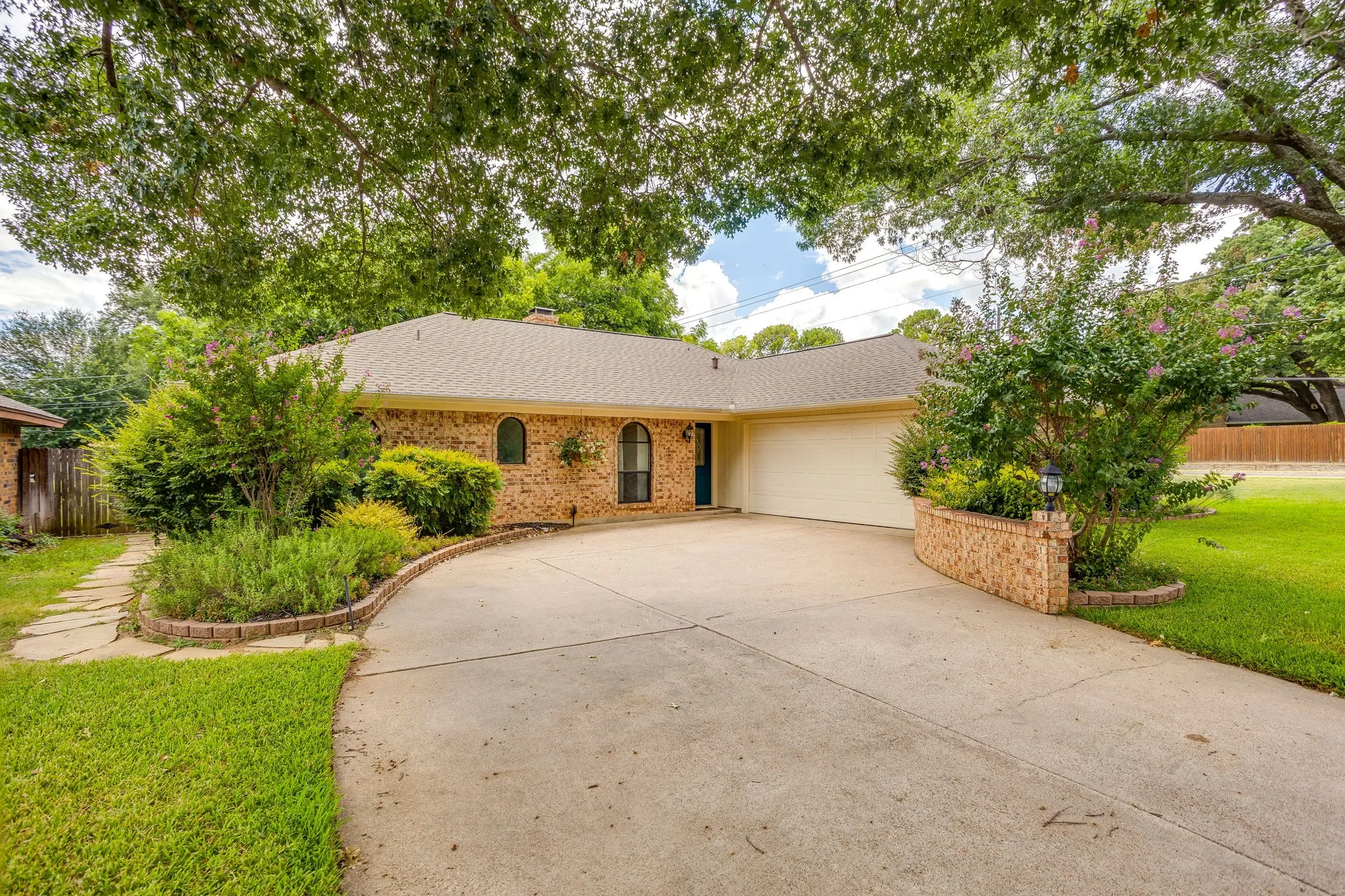 Single Family Residence For Sale in Tarrant County , 4510 Longacres Court, Arlington, Texas 76016, 3 Bedroom, 2 Bathroom, 2 Garage spaces, 1,667 Sqft, built in 1975, mls#21330352, Real Estate Agent in Arlington, Homes For Sale in Tarrant county, Homes For Sale in Arlington, Realtor in Arlington Texas, Real Estate Brokerage Independent Realty Texas, Luminita Cordes Realtor