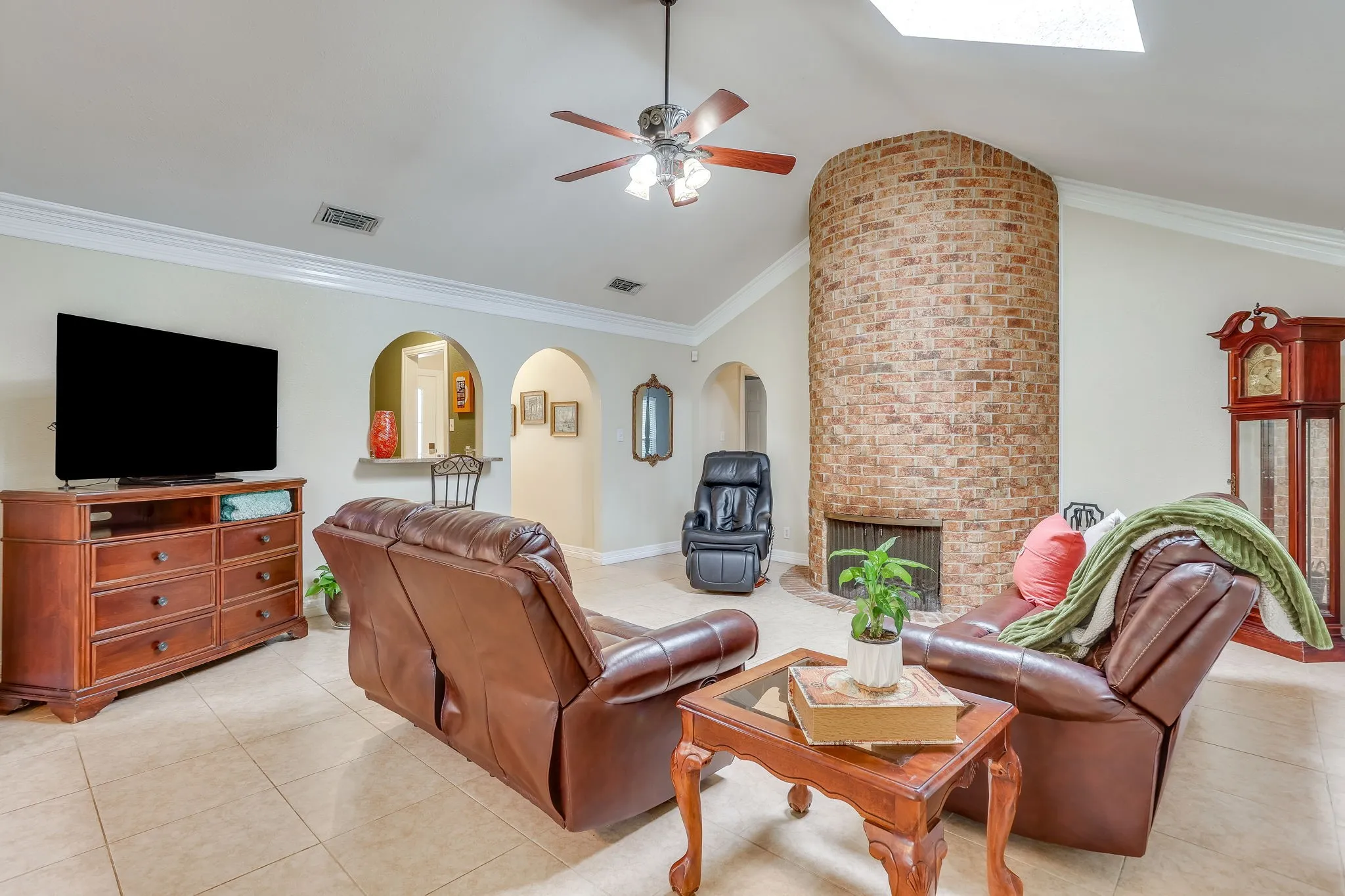 Single Family Residence For Sale in Tarrant County , 4510 Longacres Court, Arlington, Texas 76016, 3 Bedroom, 2 Bathroom, 2 Garage spaces, 1,667 Sqft, built in 1975, mls#21330352, Real Estate Agent in Arlington, Homes For Sale in Tarrant county, Homes For Sale in Arlington, Realtor in Arlington Texas, Real Estate Brokerage Independent Realty Texas, Luminita Cordes Realtor