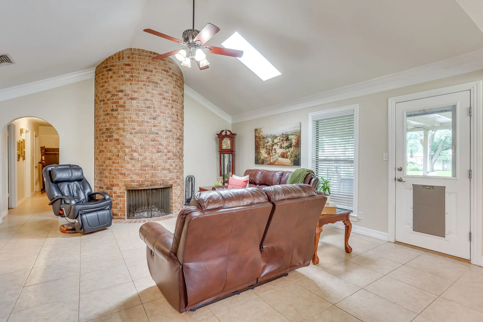 Single Family Residence For Sale in Tarrant County , 4510 Longacres Court, Arlington, Texas 76016, 3 Bedroom, 2 Bathroom, 2 Garage spaces, 1,667 Sqft, built in 1975, mls#21330352, Real Estate Agent in Arlington, Homes For Sale in Tarrant county, Homes For Sale in Arlington, Realtor in Arlington Texas, Real Estate Brokerage Independent Realty Texas, Luminita Cordes Realtor
