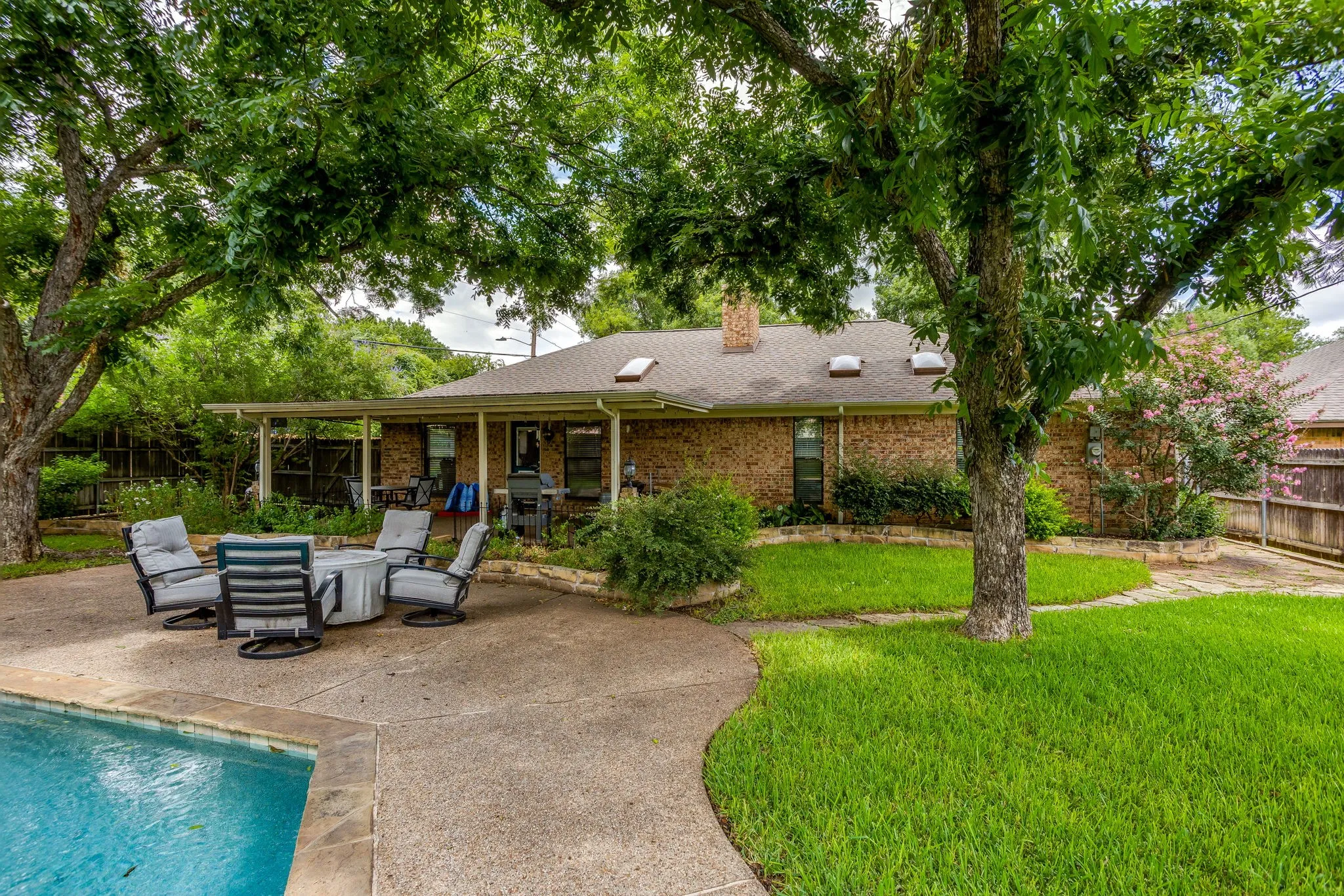 Single Family Residence For Sale in Tarrant County , 4510 Longacres Court, Arlington, Texas 76016, 3 Bedroom, 2 Bathroom, 2 Garage spaces, 1,667 Sqft, built in 1975, mls#21330352, Real Estate Agent in Arlington, Homes For Sale in Tarrant county, Homes For Sale in Arlington, Realtor in Arlington Texas, Real Estate Brokerage Independent Realty Texas, Luminita Cordes Realtor