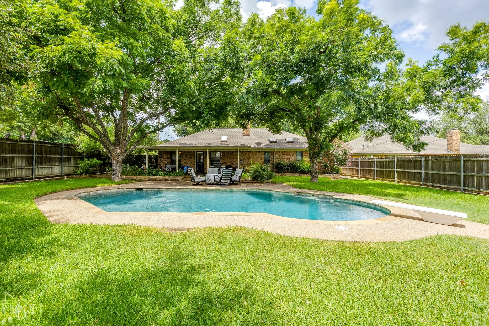 Single Family Residence For Sale in Tarrant County , 4510 Longacres Court, Arlington, Texas 76016, 3 Bedroom, 2 Bathroom, 2 Garage spaces, 1,667 Sqft, built in 1975, mls#21330352, Real Estate Agent in Arlington, Homes For Sale in Tarrant county, Homes For Sale in Arlington, Realtor in Arlington Texas, Real Estate Brokerage Independent Realty Texas, Luminita Cordes Realtor