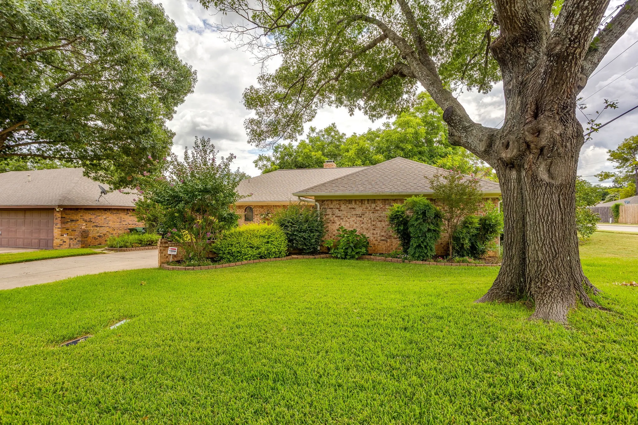 Single Family Residence For Sale in Tarrant County , 4510 Longacres Court, Arlington, Texas 76016, 3 Bedroom, 2 Bathroom, 2 Garage spaces, 1,667 Sqft, built in 1975, mls#21330352, Real Estate Agent in Arlington, Homes For Sale in Tarrant county, Homes For Sale in Arlington, Realtor in Arlington Texas, Real Estate Brokerage Independent Realty Texas, Luminita Cordes Realtor