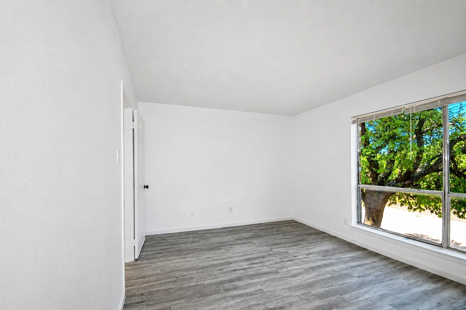Townhouse For Sale in Dallas County , 2347 Trellis Place, Richardson, Texas 75081, 2 Bedroom, 2 Bathroom, Garage spaces, 1,096 Sqft, built in 1973, mls#21334001, Real Estate Agent in Richardson, Homes For Sale in Dallas county, Homes For Sale in Richardson, Realtor in Richardson Texas, Real Estate Brokerage Independent Realty Texas, Luminita Cordes Realtor