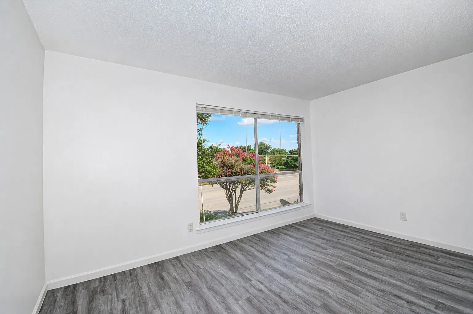 Townhouse For Sale in Dallas County , 2347 Trellis Place, Richardson, Texas 75081, 2 Bedroom, 2 Bathroom, Garage spaces, 1,096 Sqft, built in 1973, mls#21334001, Real Estate Agent in Richardson, Homes For Sale in Dallas county, Homes For Sale in Richardson, Realtor in Richardson Texas, Real Estate Brokerage Independent Realty Texas, Luminita Cordes Realtor