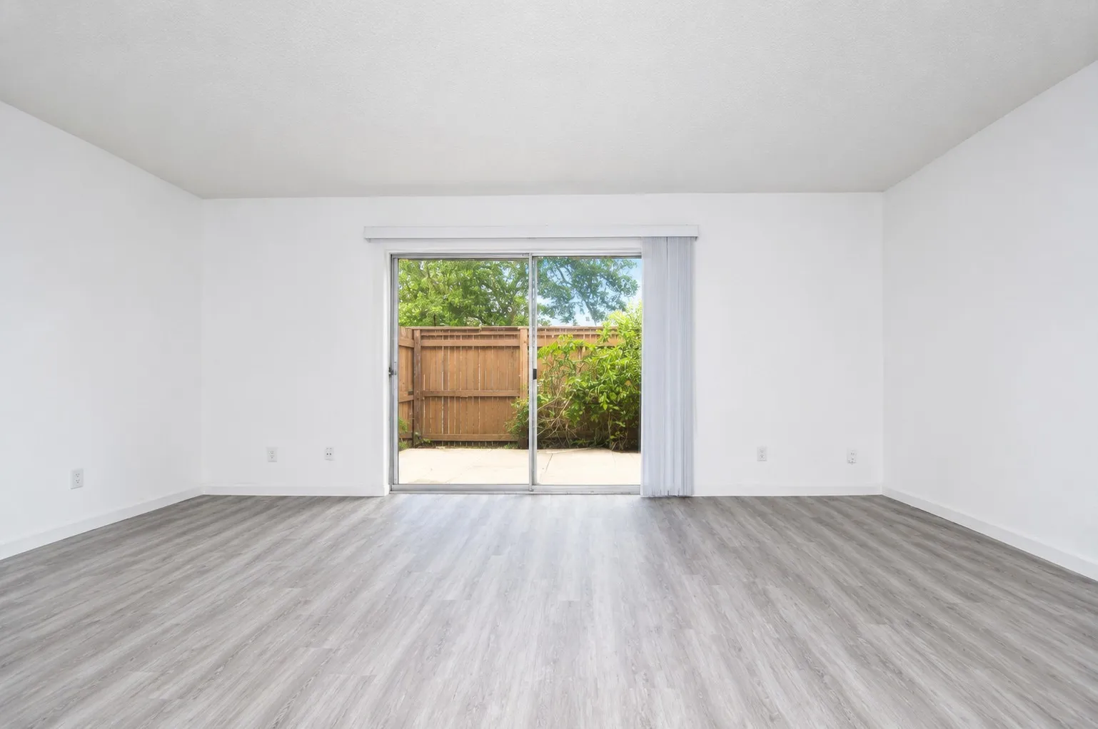 Townhouse For Sale in Dallas County , 2347 Trellis Place, Richardson, Texas 75081, 2 Bedroom, 2 Bathroom, Garage spaces, 1,096 Sqft, built in 1973, mls#21334001, Real Estate Agent in Richardson, Homes For Sale in Dallas county, Homes For Sale in Richardson, Realtor in Richardson Texas, Real Estate Brokerage Independent Realty Texas, Luminita Cordes Realtor