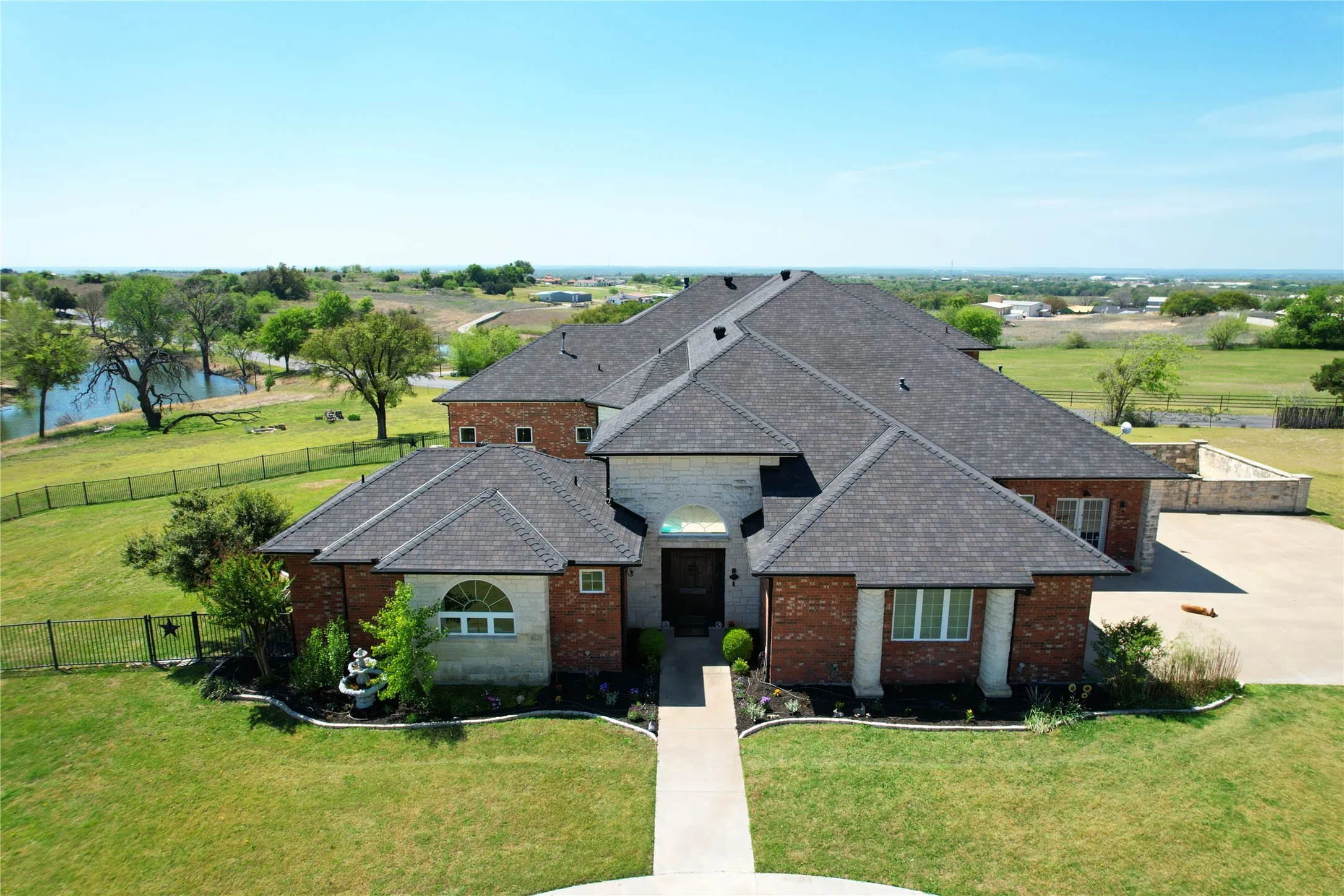 Single Family Residence For Sale in Parker County , 127 Eagle View Court, Weatherford, Texas 76087, 4 Bedroom, 4 Bathroom, 2 Garage spaces, 4,497 Sqft, built in 2004, mls#21334018, Real Estate Agent in Weatherford, Homes For Sale in Parker county, Homes For Sale in Weatherford, Realtor in Weatherford Texas, Real Estate Brokerage Independent Realty Texas, Luminita Cordes Realtor