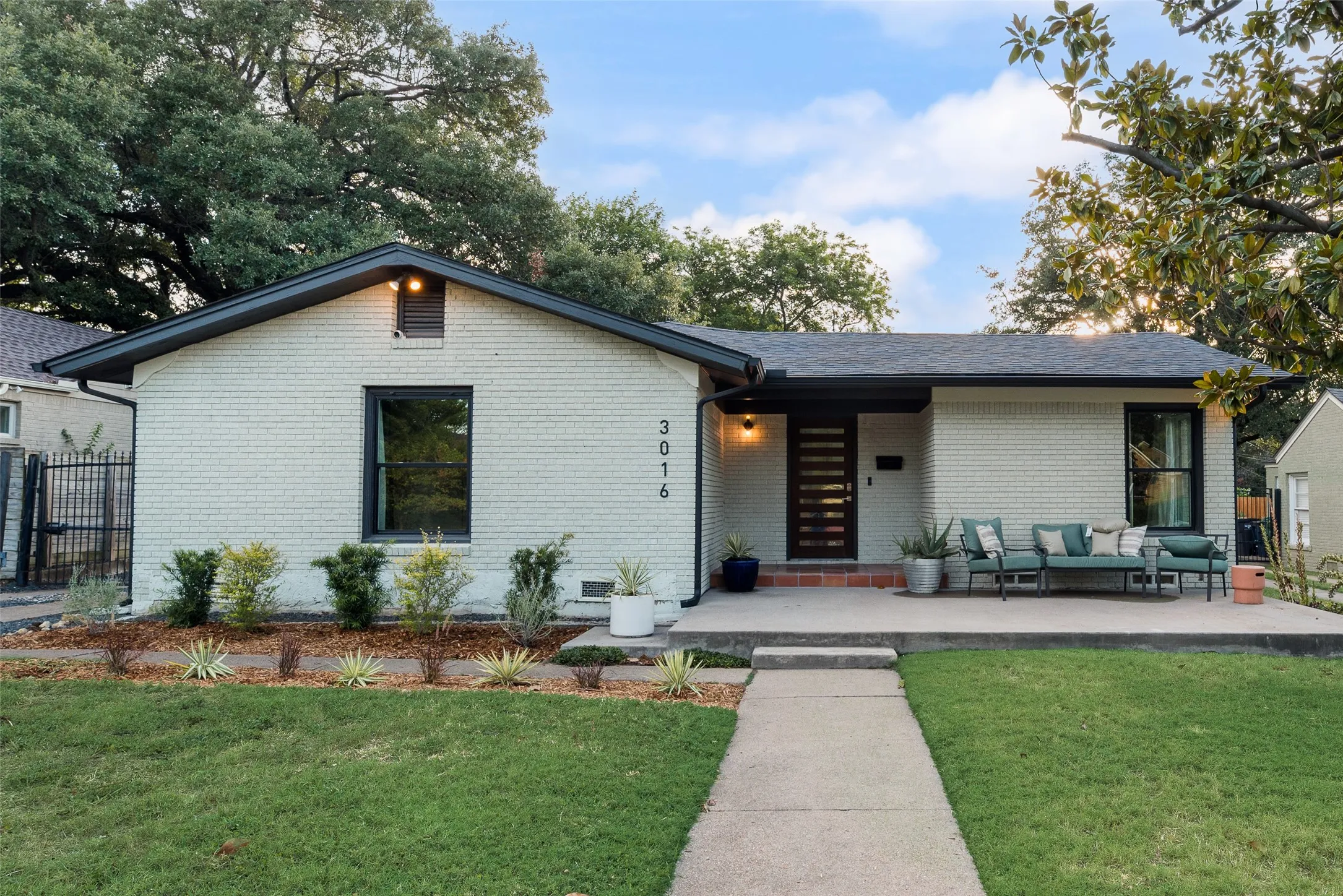 Single Family Residence For Sale in Tarrant County , 3016 6th Avenue, Fort Worth, Texas 76110, 3 Bedroom, 3 Bathroom, 2 Garage spaces, 1,861 Sqft, built in 1953, mls#21333996, Real Estate Agent in Fort Worth, Homes For Sale in Tarrant county, Homes For Sale in Fort Worth, Realtor in Fort Worth Texas, Real Estate Brokerage Independent Realty Texas, Luminita Cordes Realtor