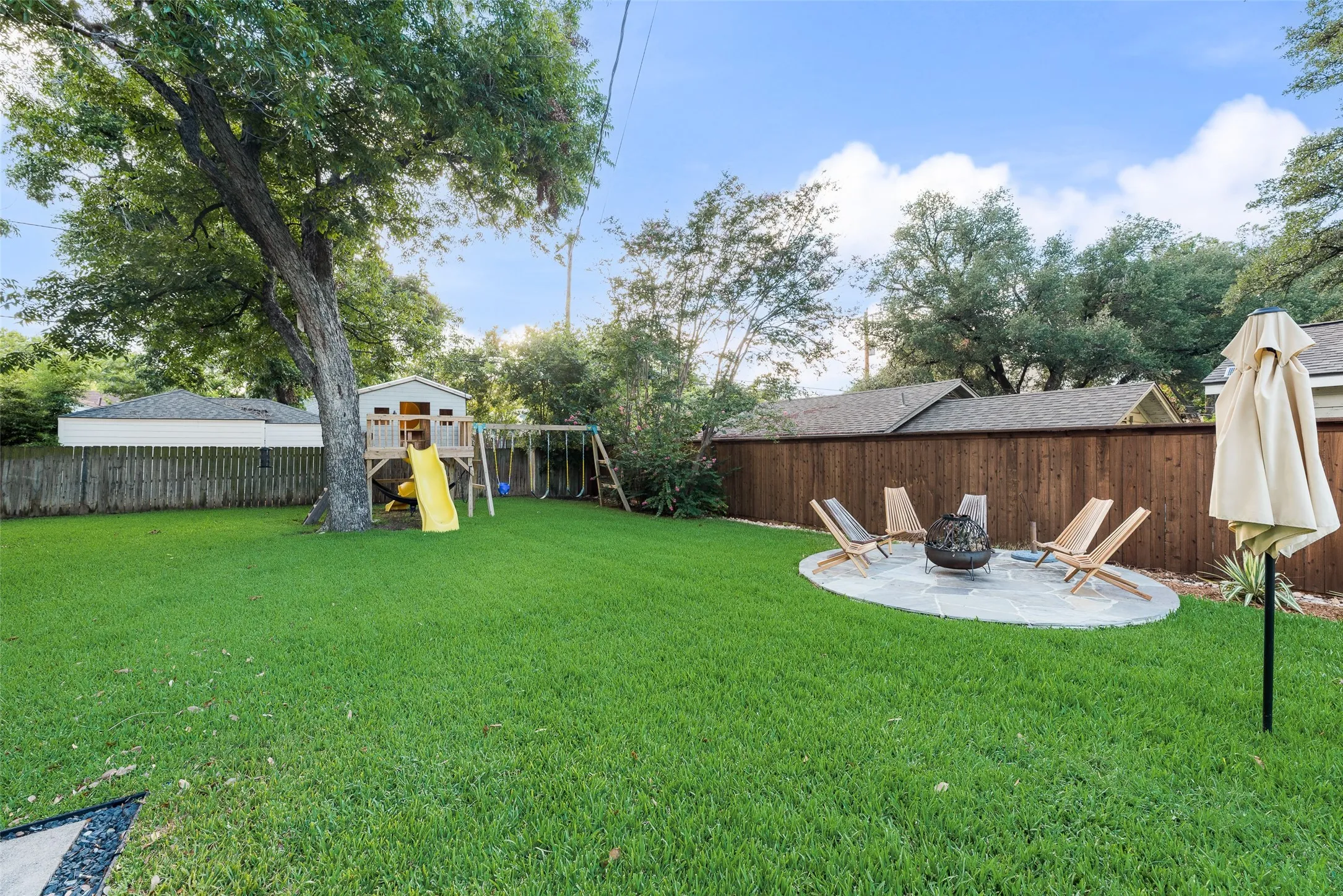 Large Backyard for entertaining