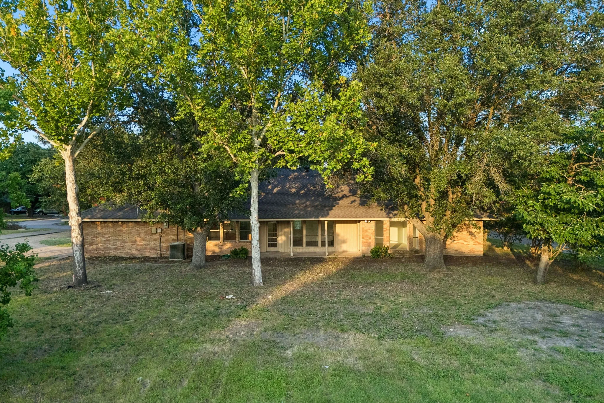 Single Family Residence For Sale in Dallas County , 1011 Villa Siete, Mesquite, Texas 75181, 4 Bedroom, 3 Bathroom, 2 Garage spaces, 2,503 Sqft, built in 1977, mls#21294370, Real Estate Agent in Mesquite, Homes For Sale in Dallas county, Homes For Sale in Mesquite, Realtor in Mesquite Texas, Real Estate Brokerage Independent Realty Texas, Luminita Cordes Realtor