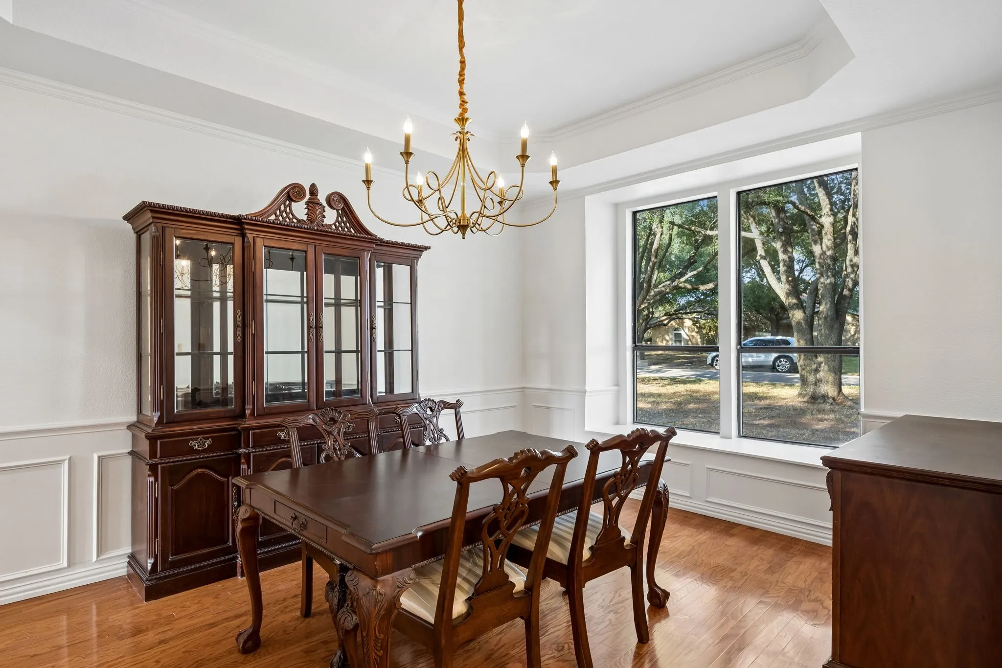 Light and bright dining room