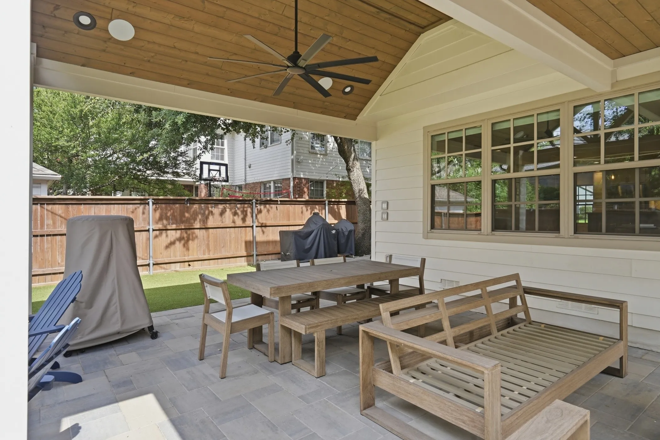 Single Family Residence For Sale in Dallas County , 6120 Kenwood Avenue, Dallas, Texas 75214, 5 Bedroom, 3 Bathroom, 2 Garage spaces, 3,287 Sqft, built in 1940, mls#21333950, Real Estate Agent in Dallas, Homes For Sale in Dallas county, Homes For Sale in Dallas, Realtor in Dallas Texas, Real Estate Brokerage Independent Realty Texas, Luminita Cordes Realtor