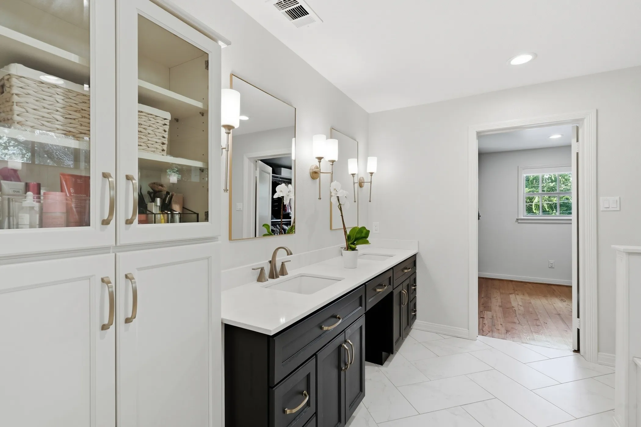 Single Family Residence For Sale in Dallas County , 6120 Kenwood Avenue, Dallas, Texas 75214, 5 Bedroom, 3 Bathroom, 2 Garage spaces, 3,287 Sqft, built in 1940, mls#21333950, Real Estate Agent in Dallas, Homes For Sale in Dallas county, Homes For Sale in Dallas, Realtor in Dallas Texas, Real Estate Brokerage Independent Realty Texas, Luminita Cordes Realtor