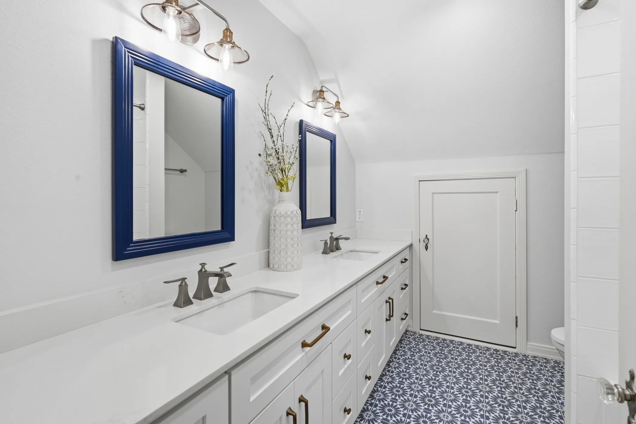 Single Family Residence For Sale in Dallas County , 6120 Kenwood Avenue, Dallas, Texas 75214, 5 Bedroom, 3 Bathroom, 2 Garage spaces, 3,287 Sqft, built in 1940, mls#21333950, Real Estate Agent in Dallas, Homes For Sale in Dallas county, Homes For Sale in Dallas, Realtor in Dallas Texas, Real Estate Brokerage Independent Realty Texas, Luminita Cordes Realtor