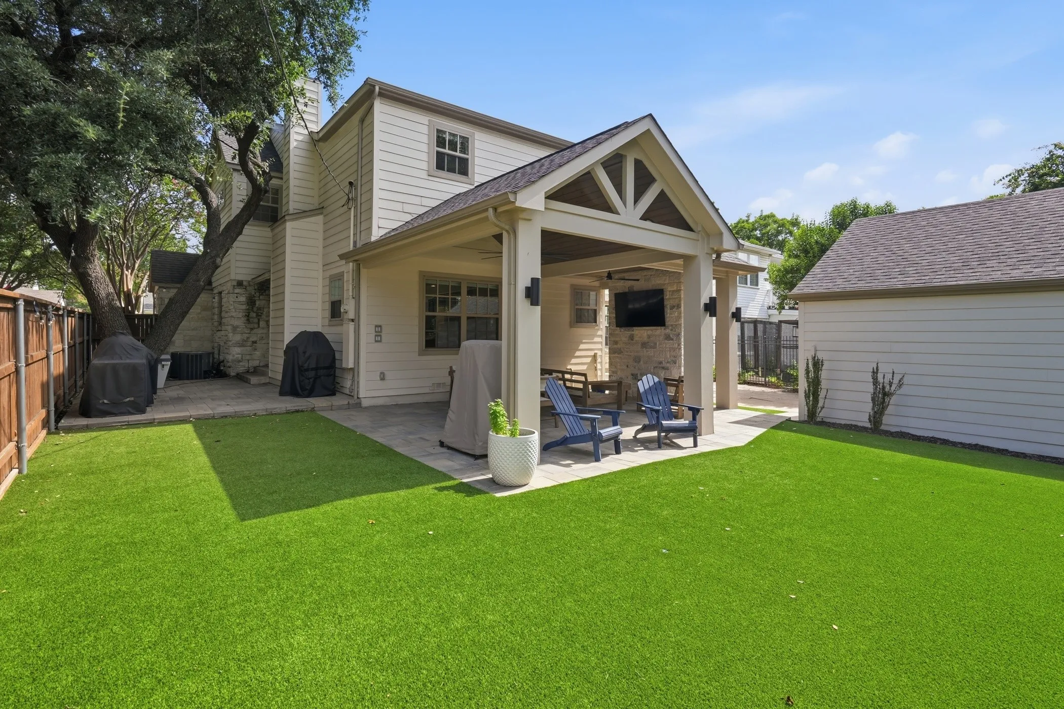 Single Family Residence For Sale in Dallas County , 6120 Kenwood Avenue, Dallas, Texas 75214, 5 Bedroom, 3 Bathroom, 2 Garage spaces, 3,287 Sqft, built in 1940, mls#21333950, Real Estate Agent in Dallas, Homes For Sale in Dallas county, Homes For Sale in Dallas, Realtor in Dallas Texas, Real Estate Brokerage Independent Realty Texas, Luminita Cordes Realtor