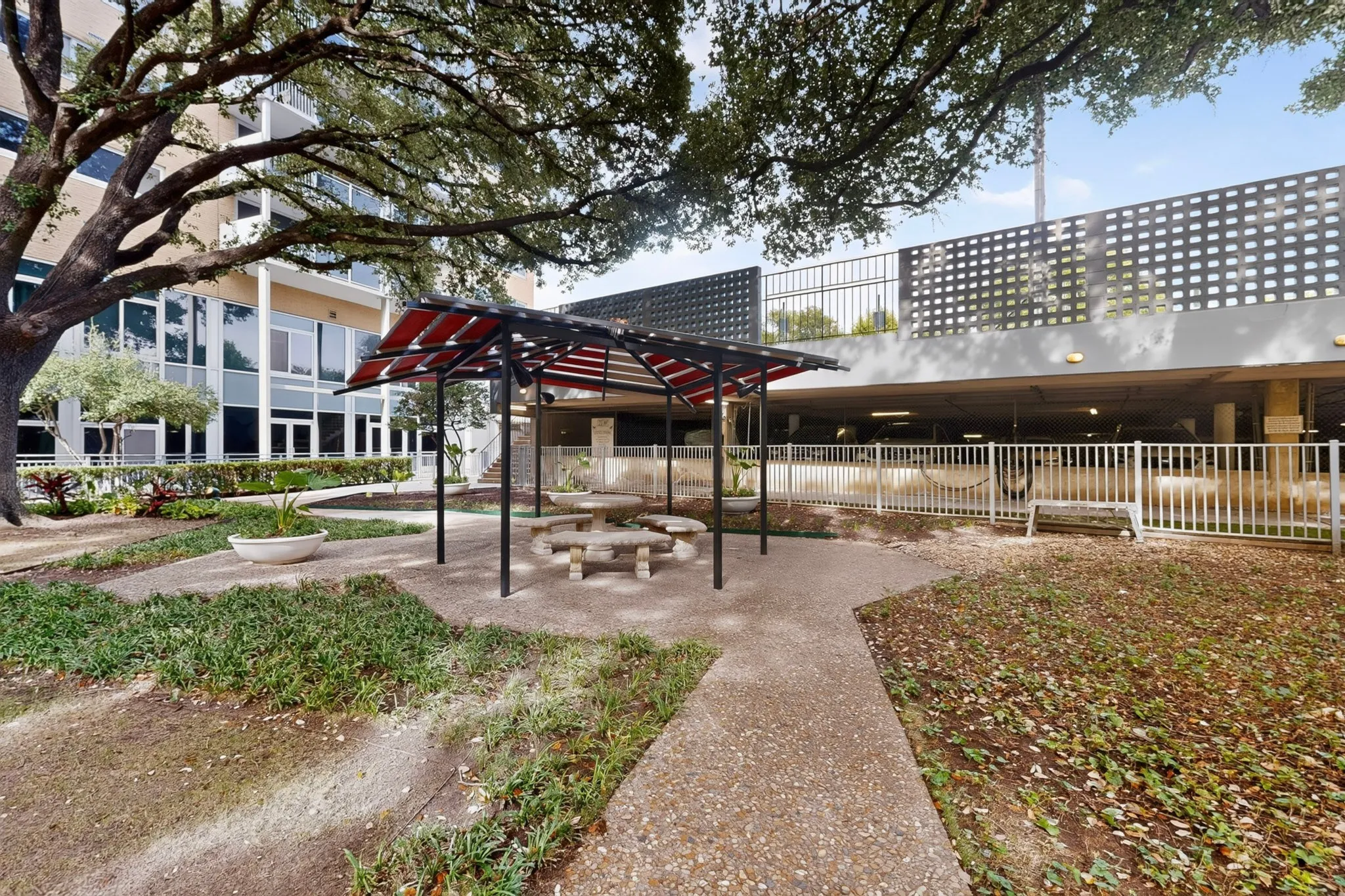 Condominium For Sale in Dallas County , 3883 Turtle Creek Boulevard 404, Dallas, Texas 75219, 2 Bedroom, 2 Bathroom, 2 Garage spaces, 1,023 Sqft, built in 1963, mls#21333599, Real Estate Agent in Dallas, Homes For Sale in Dallas county, Homes For Sale in Dallas, Realtor in Dallas Texas, Real Estate Brokerage Independent Realty Texas, Luminita Cordes Realtor