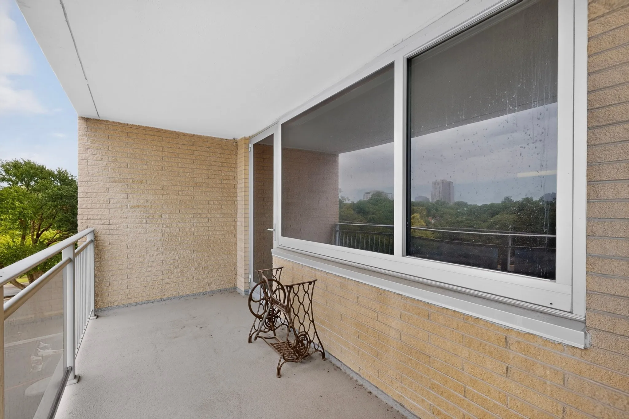 Condominium For Sale in Dallas County , 3883 Turtle Creek Boulevard 404, Dallas, Texas 75219, 2 Bedroom, 2 Bathroom, 2 Garage spaces, 1,023 Sqft, built in 1963, mls#21333599, Real Estate Agent in Dallas, Homes For Sale in Dallas county, Homes For Sale in Dallas, Realtor in Dallas Texas, Real Estate Brokerage Independent Realty Texas, Luminita Cordes Realtor