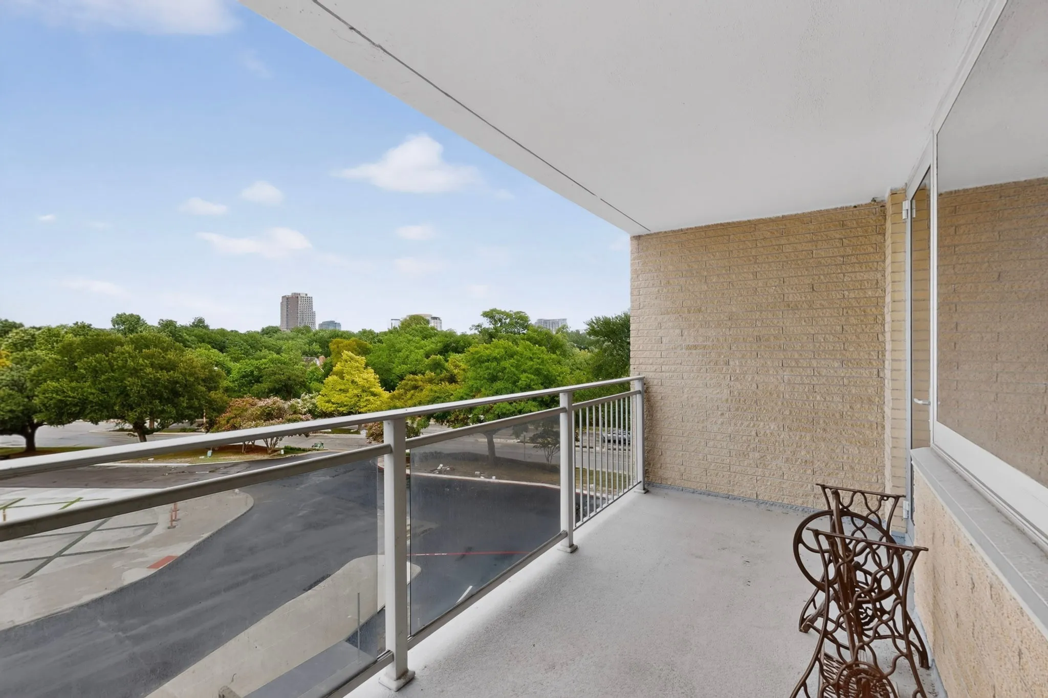 Condominium For Sale in Dallas County , 3883 Turtle Creek Boulevard 404, Dallas, Texas 75219, 2 Bedroom, 2 Bathroom, 2 Garage spaces, 1,023 Sqft, built in 1963, mls#21333599, Real Estate Agent in Dallas, Homes For Sale in Dallas county, Homes For Sale in Dallas, Realtor in Dallas Texas, Real Estate Brokerage Independent Realty Texas, Luminita Cordes Realtor