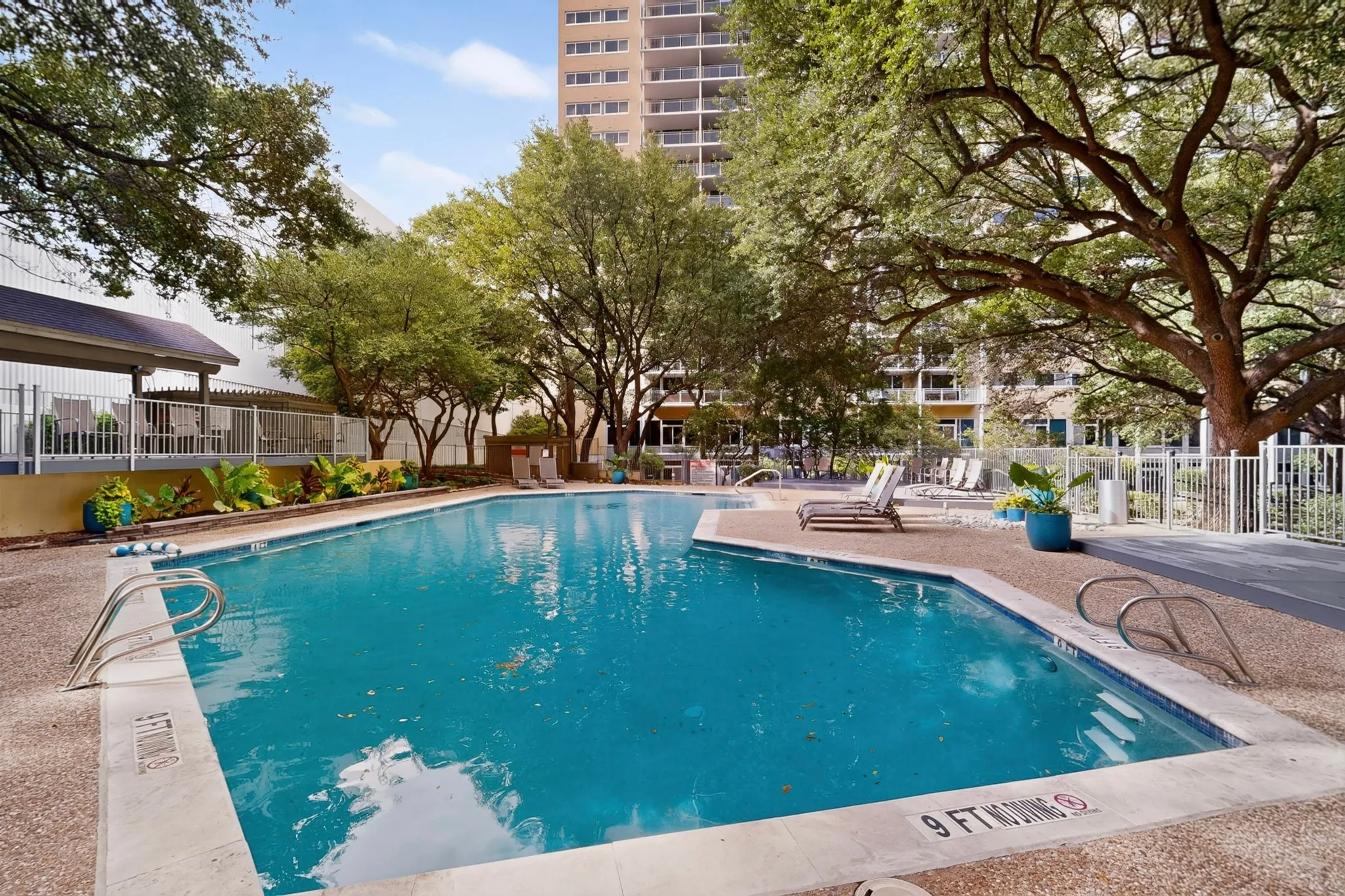 Condominium For Sale in Dallas County , 3883 Turtle Creek Boulevard 404, Dallas, Texas 75219, 2 Bedroom, 2 Bathroom, 2 Garage spaces, 1,023 Sqft, built in 1963, mls#21333599, Real Estate Agent in Dallas, Homes For Sale in Dallas county, Homes For Sale in Dallas, Realtor in Dallas Texas, Real Estate Brokerage Independent Realty Texas, Luminita Cordes Realtor