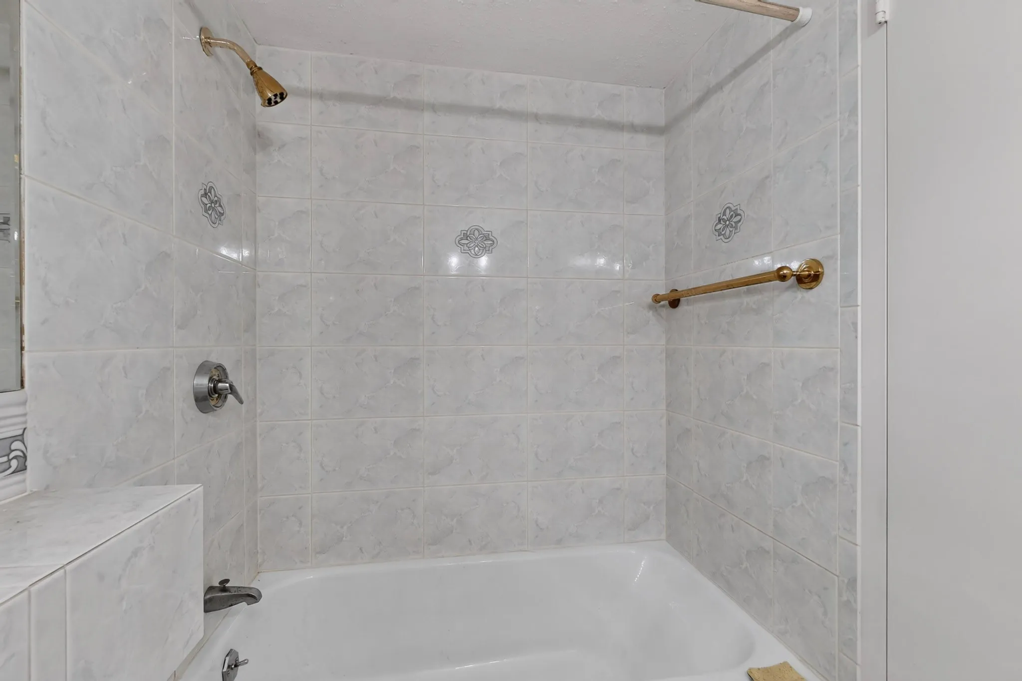 Condominium For Sale in Dallas County , 3883 Turtle Creek Boulevard 404, Dallas, Texas 75219, 2 Bedroom, 2 Bathroom, 2 Garage spaces, 1,023 Sqft, built in 1963, mls#21333599, Real Estate Agent in Dallas, Homes For Sale in Dallas county, Homes For Sale in Dallas, Realtor in Dallas Texas, Real Estate Brokerage Independent Realty Texas, Luminita Cordes Realtor