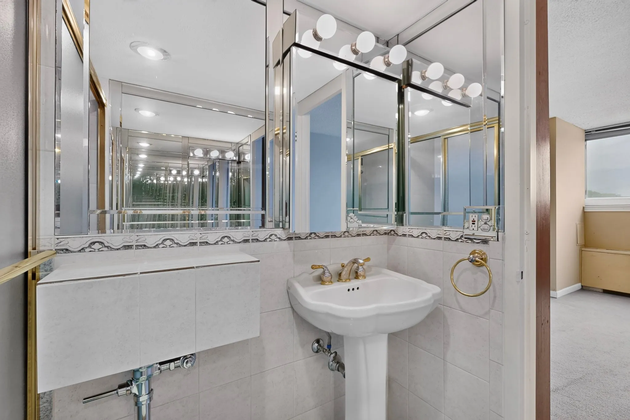 Condominium For Sale in Dallas County , 3883 Turtle Creek Boulevard 404, Dallas, Texas 75219, 2 Bedroom, 2 Bathroom, 2 Garage spaces, 1,023 Sqft, built in 1963, mls#21333599, Real Estate Agent in Dallas, Homes For Sale in Dallas county, Homes For Sale in Dallas, Realtor in Dallas Texas, Real Estate Brokerage Independent Realty Texas, Luminita Cordes Realtor