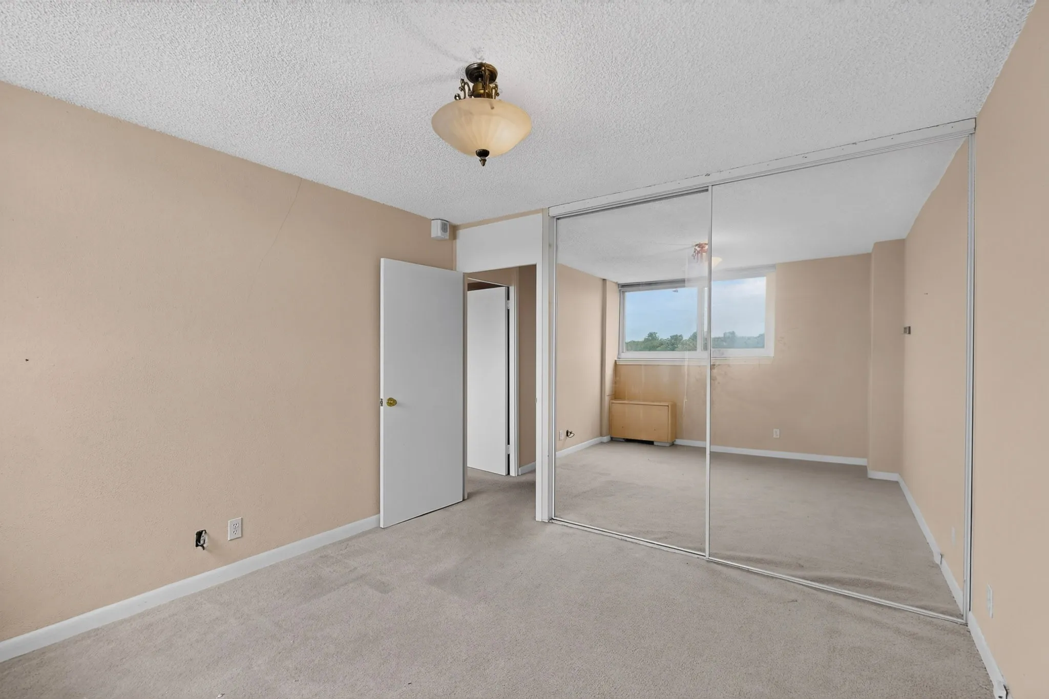 Condominium For Sale in Dallas County , 3883 Turtle Creek Boulevard 404, Dallas, Texas 75219, 2 Bedroom, 2 Bathroom, 2 Garage spaces, 1,023 Sqft, built in 1963, mls#21333599, Real Estate Agent in Dallas, Homes For Sale in Dallas county, Homes For Sale in Dallas, Realtor in Dallas Texas, Real Estate Brokerage Independent Realty Texas, Luminita Cordes Realtor