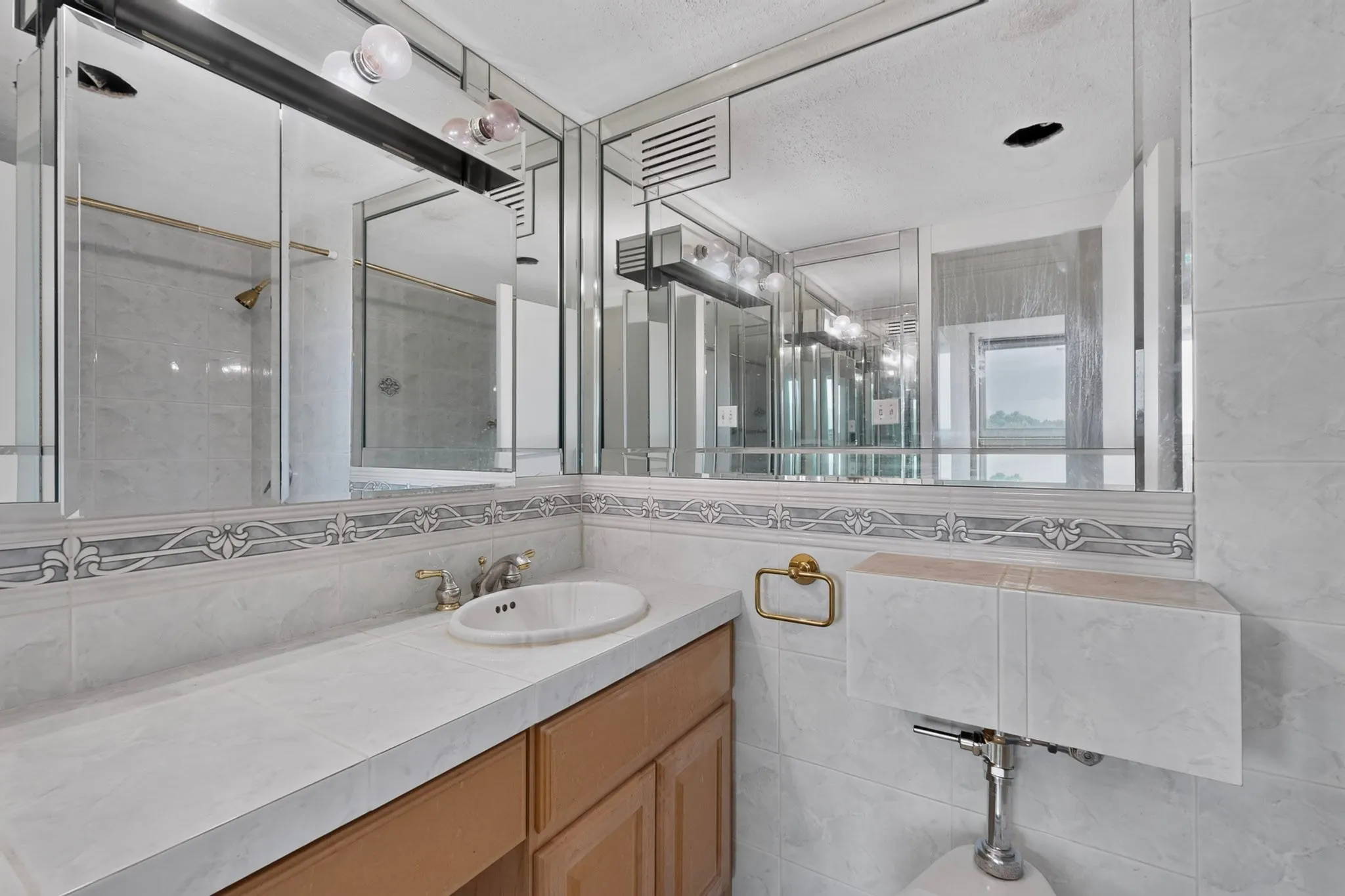 Condominium For Sale in Dallas County , 3883 Turtle Creek Boulevard 404, Dallas, Texas 75219, 2 Bedroom, 2 Bathroom, 2 Garage spaces, 1,023 Sqft, built in 1963, mls#21333599, Real Estate Agent in Dallas, Homes For Sale in Dallas county, Homes For Sale in Dallas, Realtor in Dallas Texas, Real Estate Brokerage Independent Realty Texas, Luminita Cordes Realtor