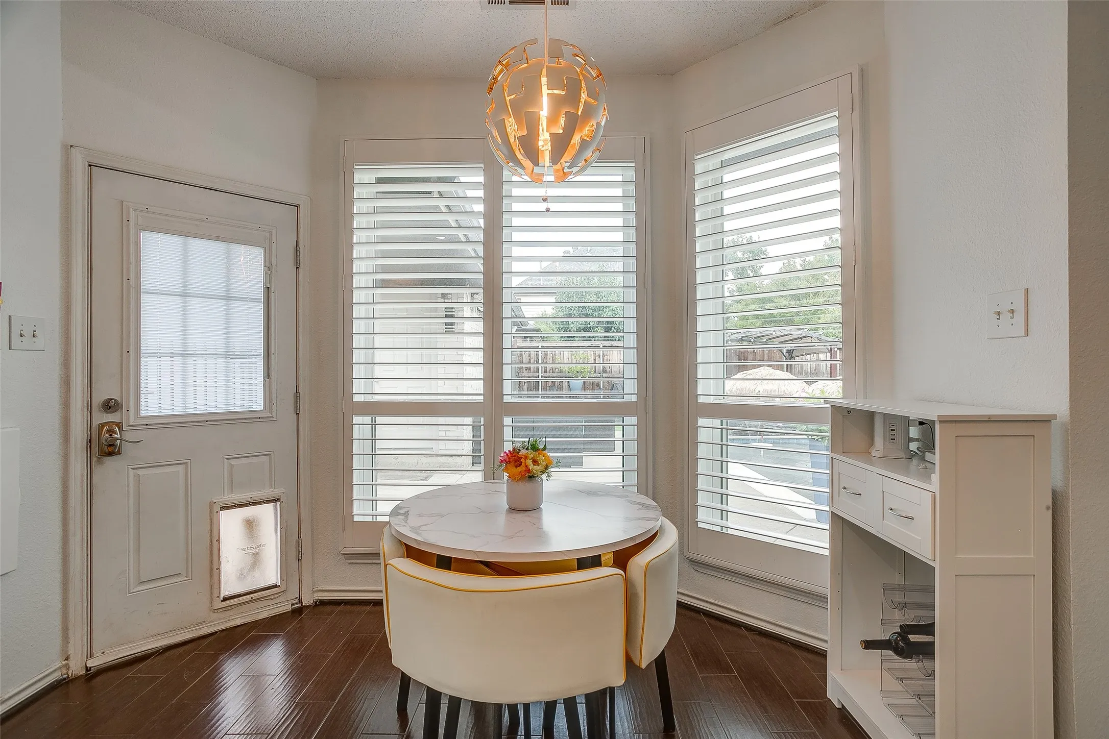 Eat-in kitchen area overlooking the pool.