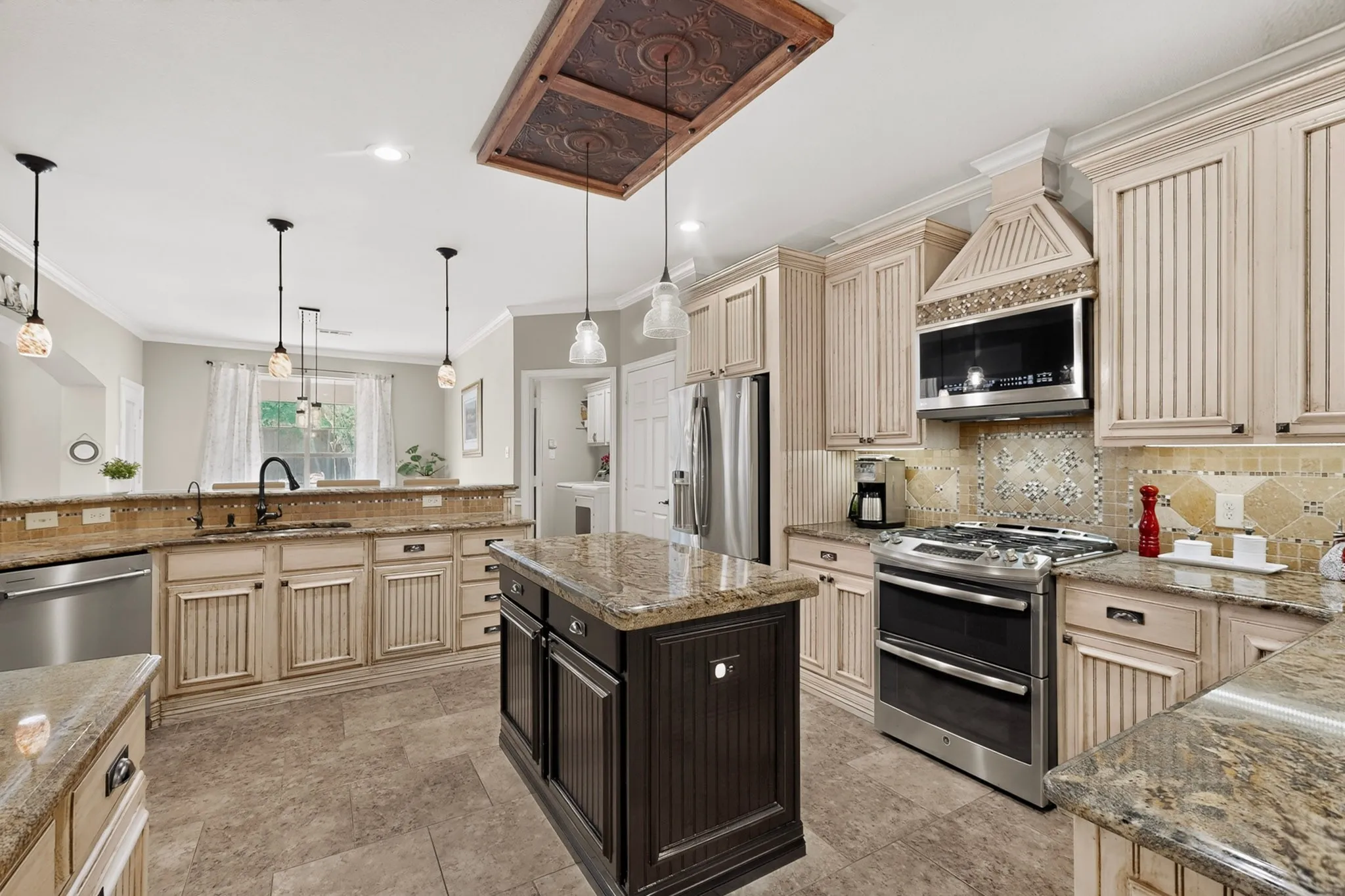 KITCHEN WITH DOUBLE OVEN GAS RANGE, ISLAND AND GRANITE COUNTERTOPS