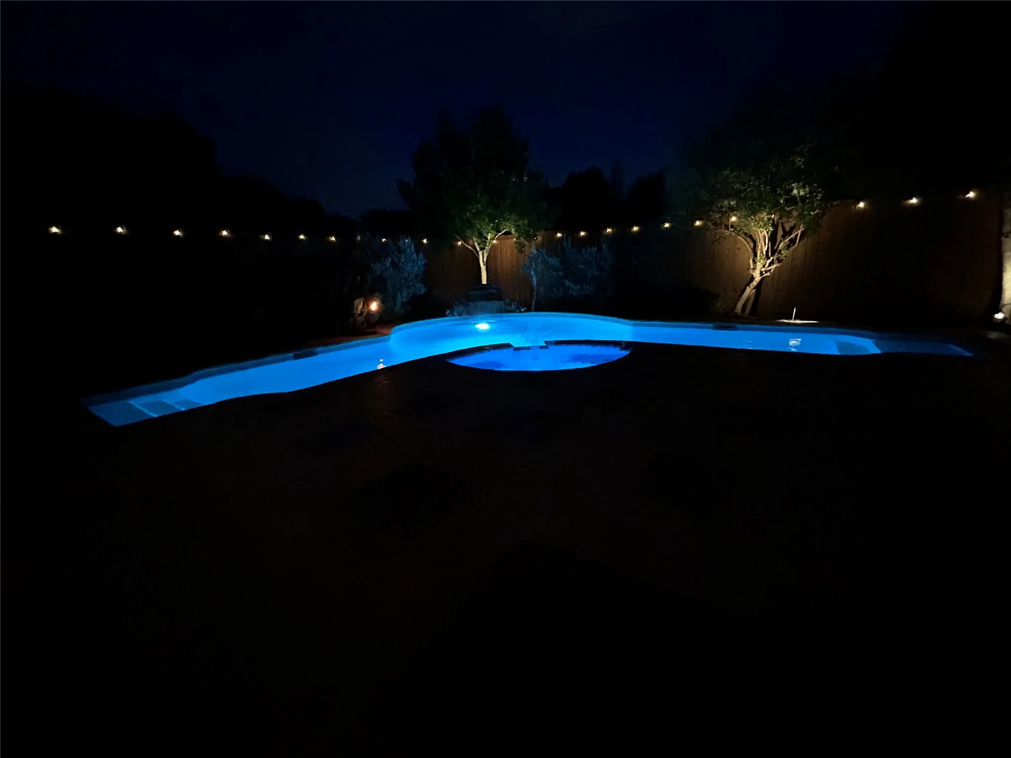 Illuminated swimming pool with integrated spa