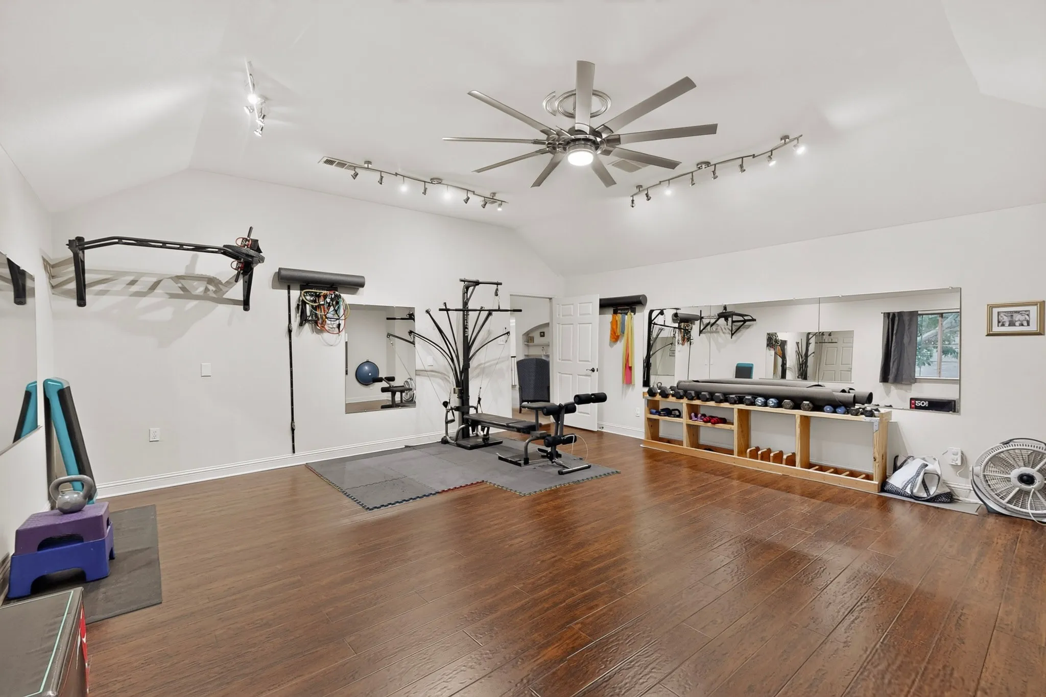 LARGE EXERCISE ROOM OR GAME ROOM