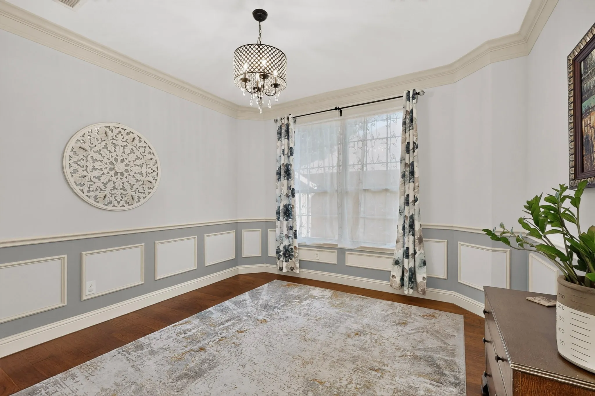 FORMAL DINING ROOM/ LIVING ROOM SPACIOUS ENOUGH FOR A GRAND PIANO