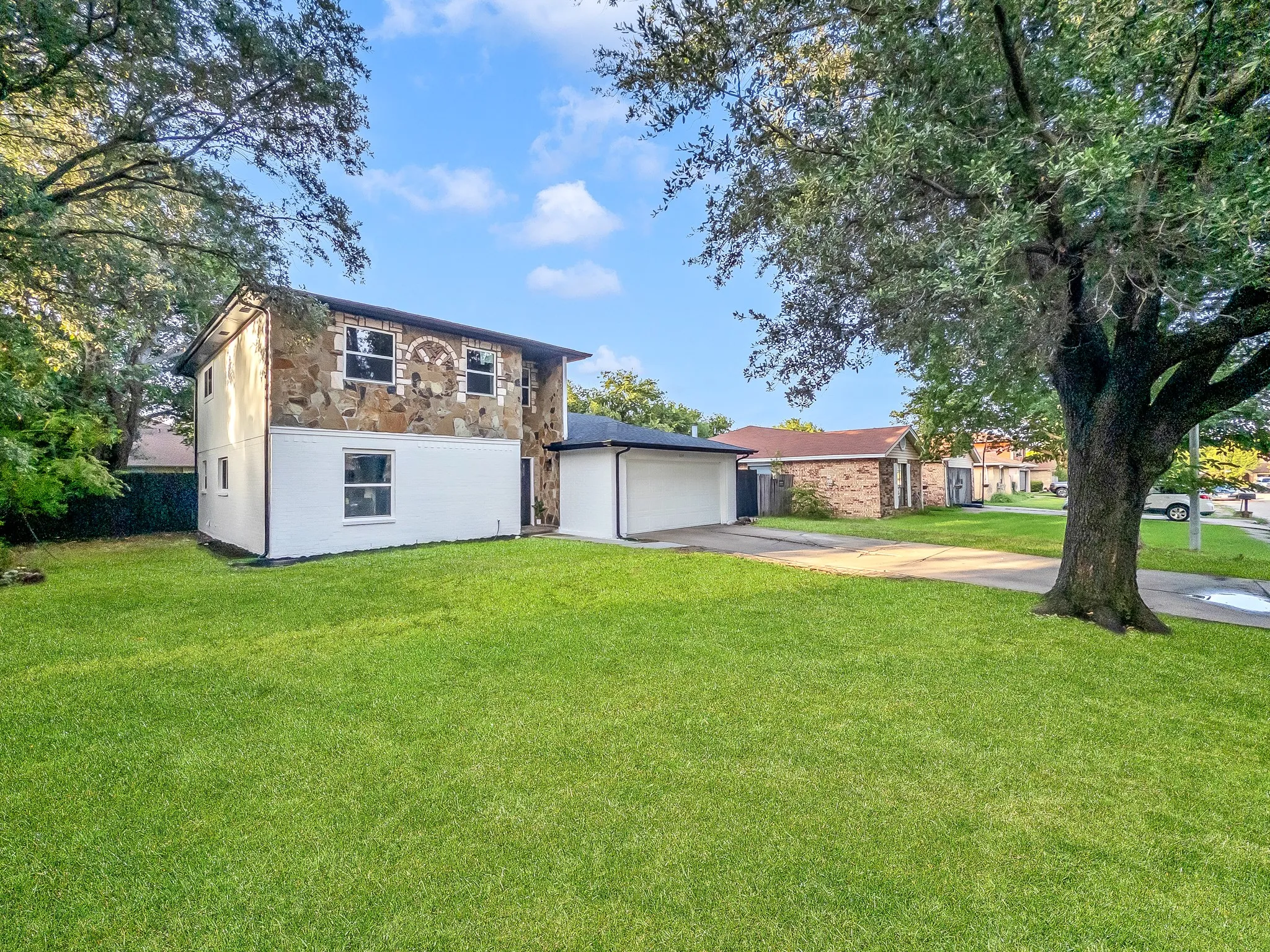 Single Family Residence For Sale in Dallas County , 834 Brian Drive, Grand Prairie, Texas 75052, 3 Bedroom, 3 Bathroom, 2 Garage spaces, 1,796 Sqft, built in 1979, mls#21334045, Real Estate Agent in Grand Prairie, Homes For Sale in Dallas county, Homes For Sale in Grand Prairie, Realtor in Grand Prairie Texas, Real Estate Brokerage Independent Realty Texas, Luminita Cordes Realtor