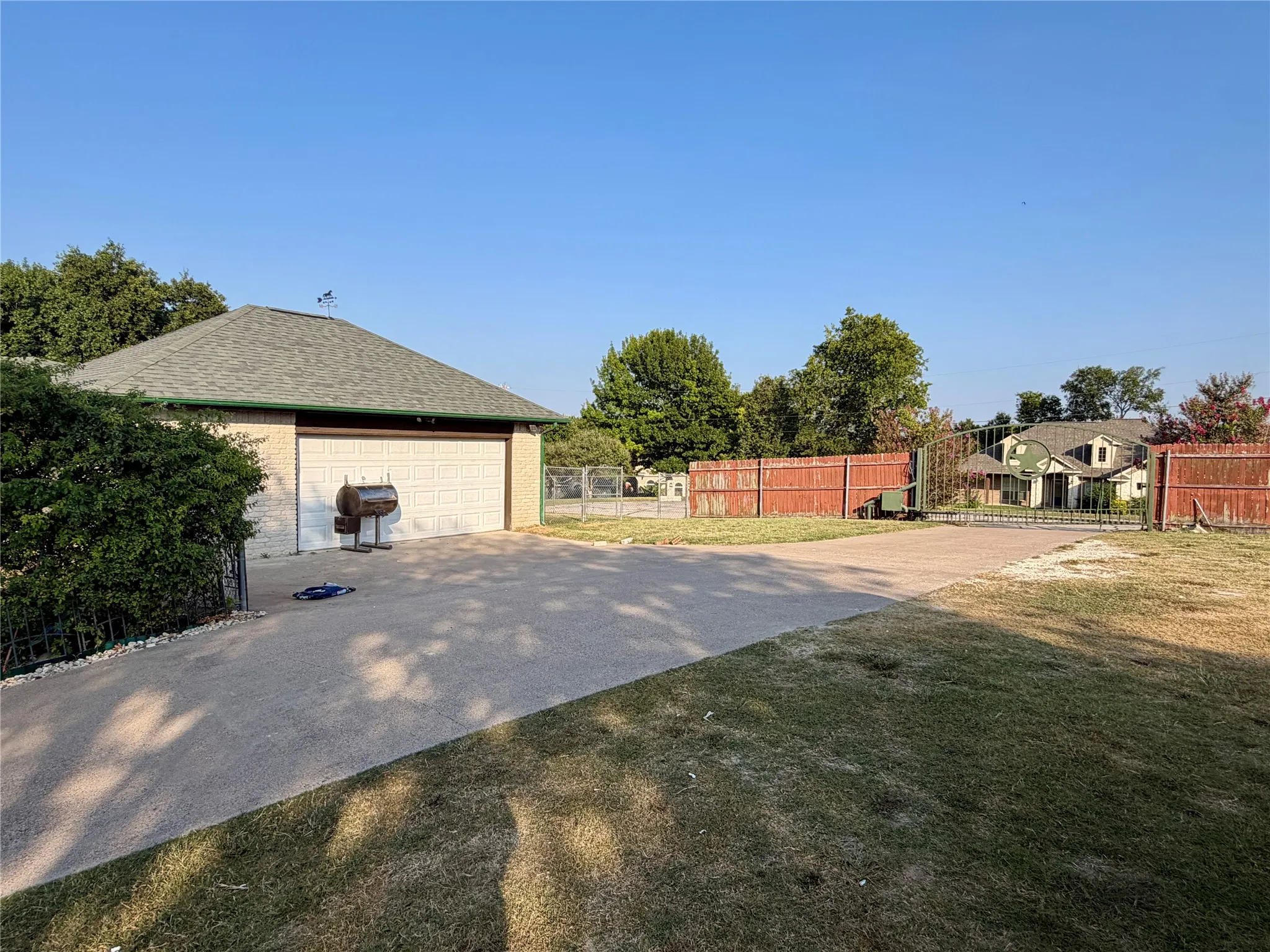 Detached garage, fully insulated & note the back auto drive through gate